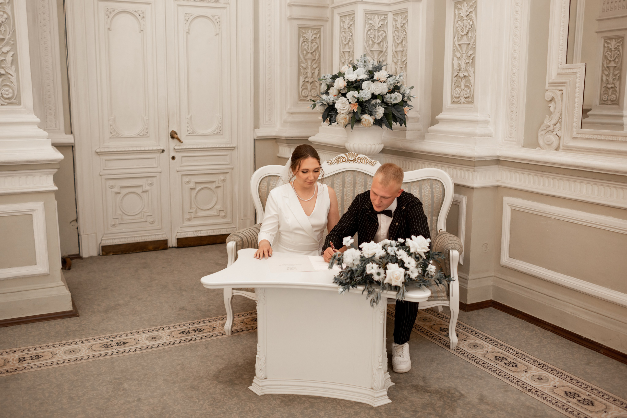 Свадебная фотосессия в центре Петербурга. Свадебный фотограф Кирилл Белый