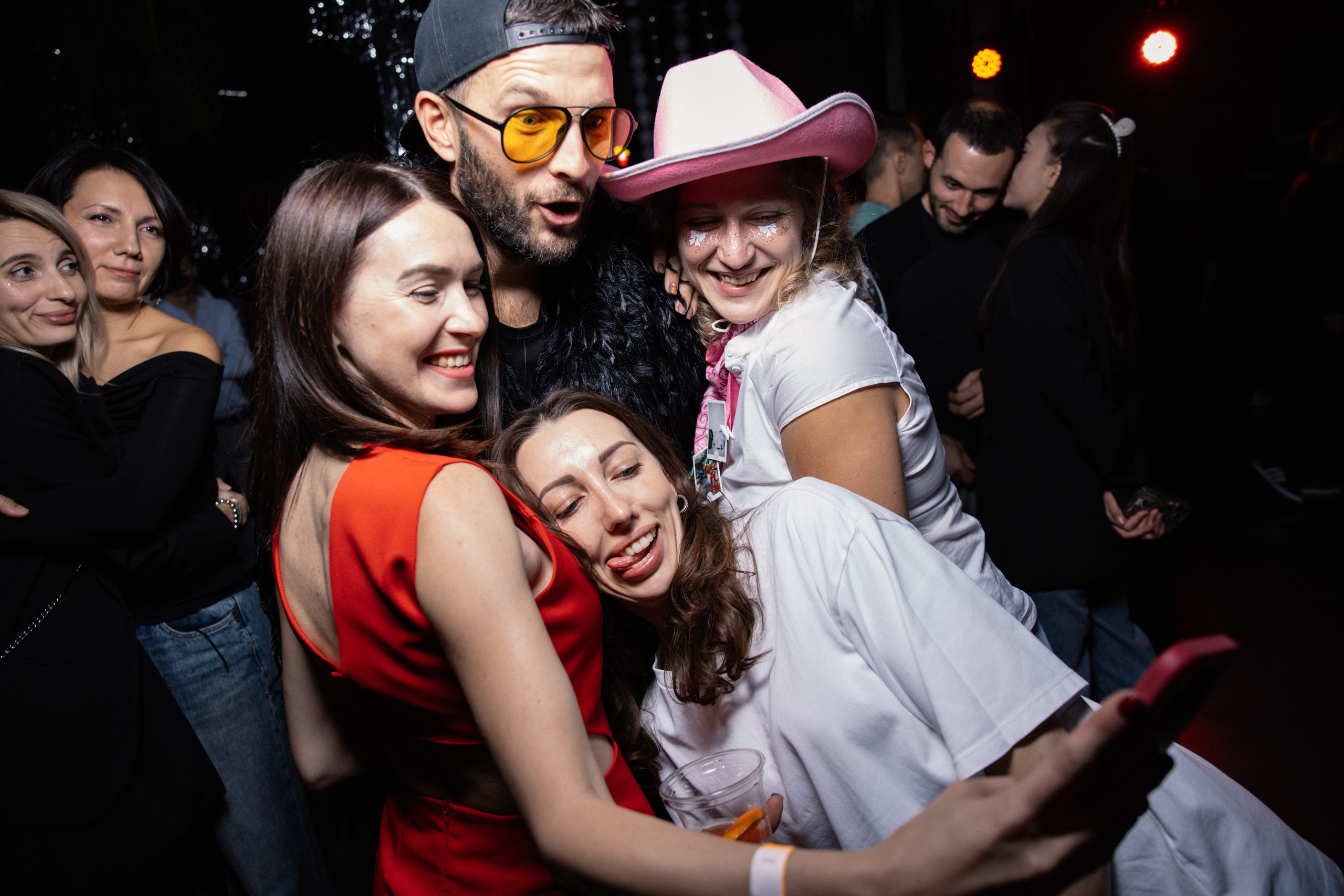 Соседи, Тусец. Фотограф Эдуарда Титанян