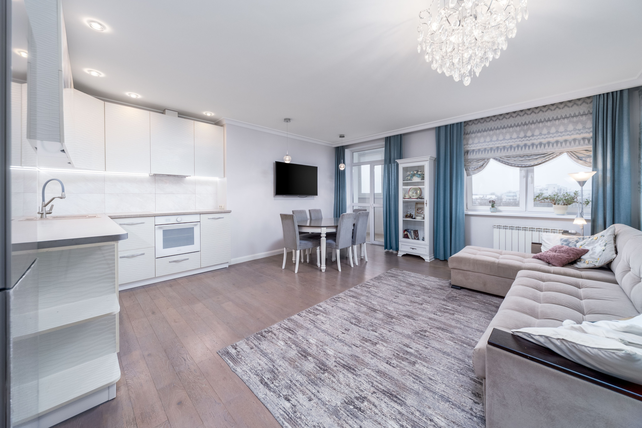 Интерьер кухни-гостиной в евро-3 квартире в ЖК Дипломат в Минске