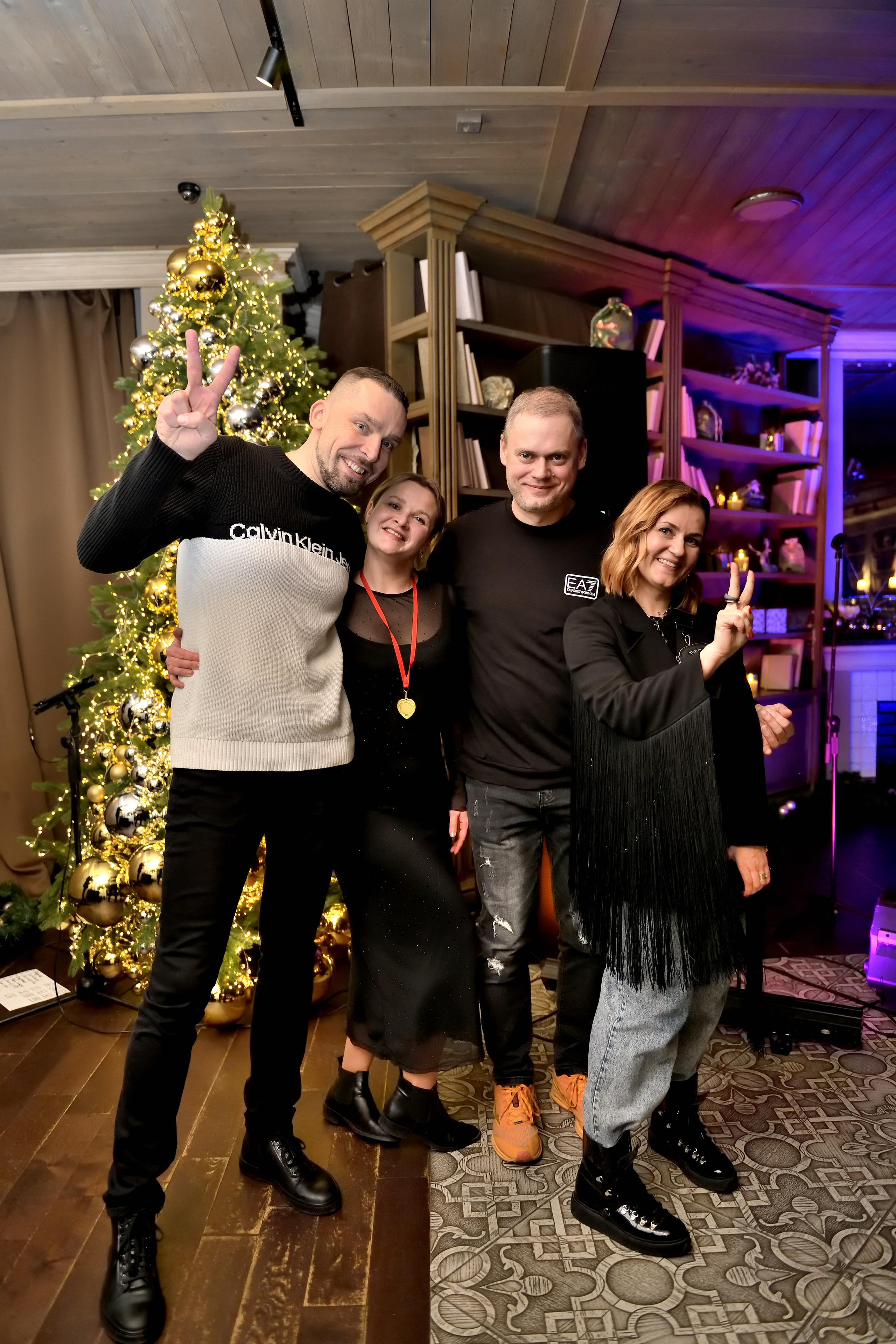 "Сотрудники позируют на новогоднем корпоративе".