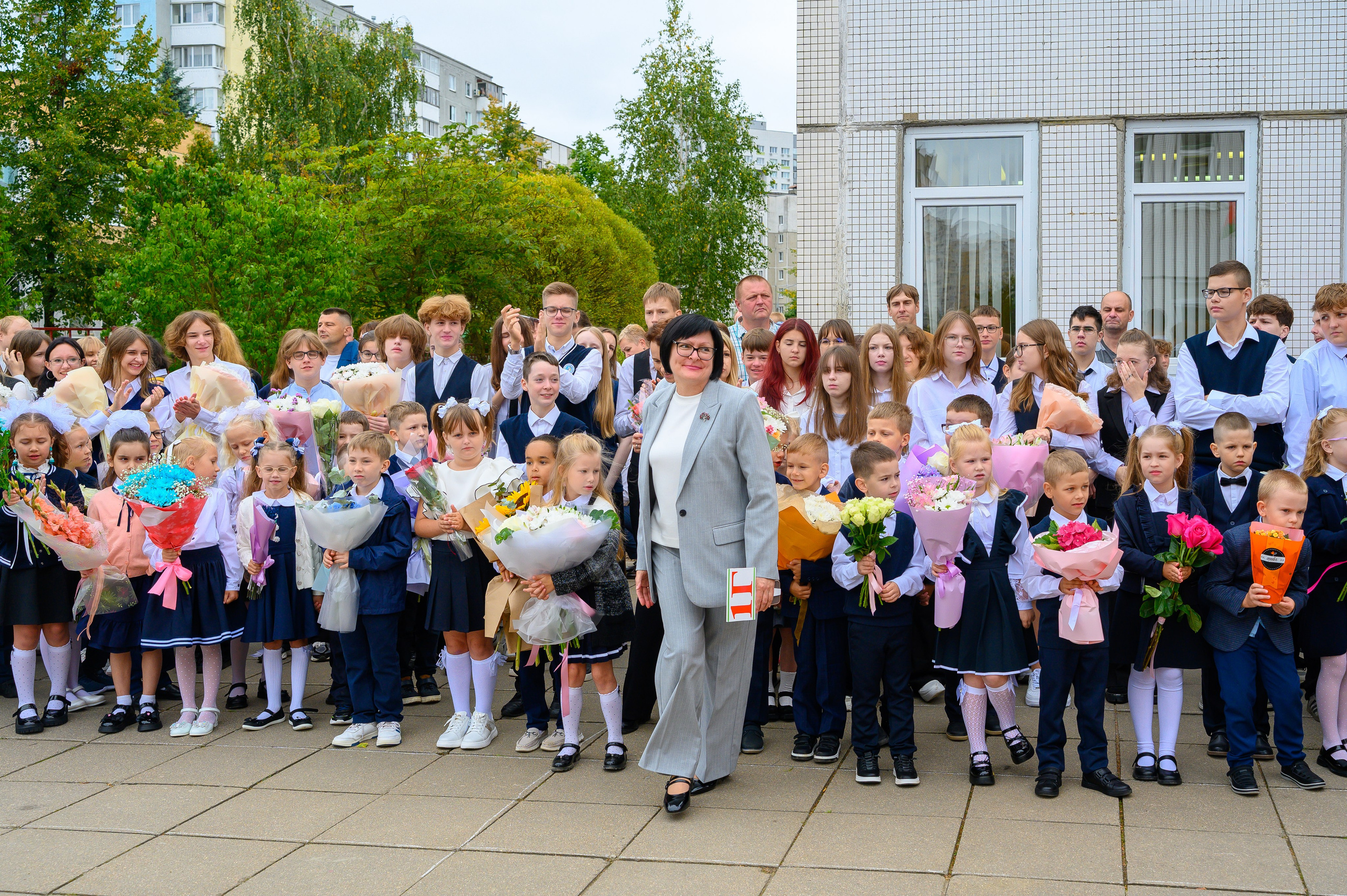 Вот звучит первый звонок, перед этим долгое приготовление к новому этапу в жизни, Яромир идет в школу. Фотоуслуги, услуги фотографа, фотографирование важных событий