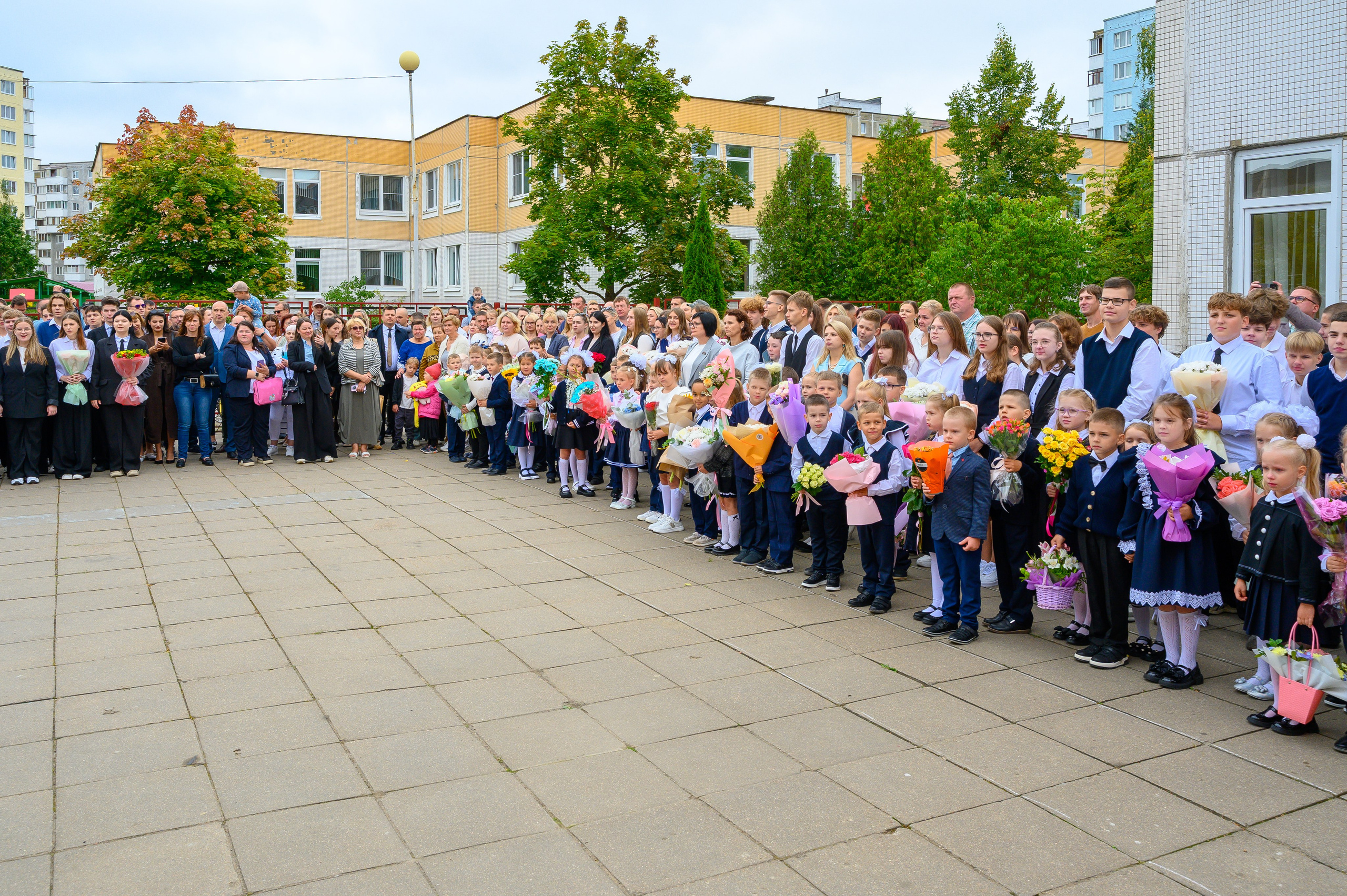 Вот звучит первый звонок, перед этим долгое приготовление к новому этапу в жизни, Яромир идет в школу. Фотоуслуги, услуги фотографа, фотографирование важных событий