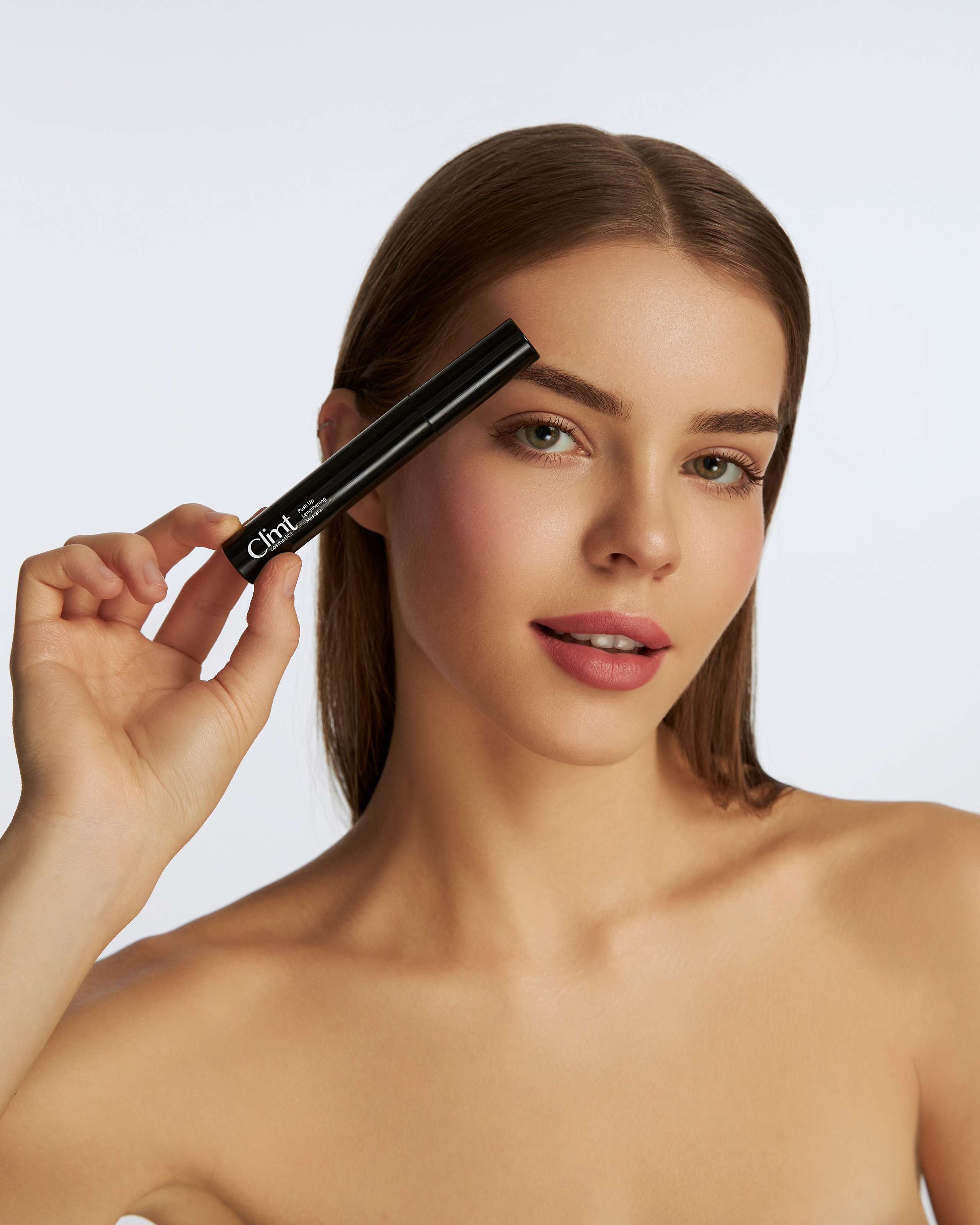 На этой фотосессии ресницы модели обрамлены идеальным объемом и удлинением благодаря туши Climtcosmetics, создавая выразительный и чувственный взгляд