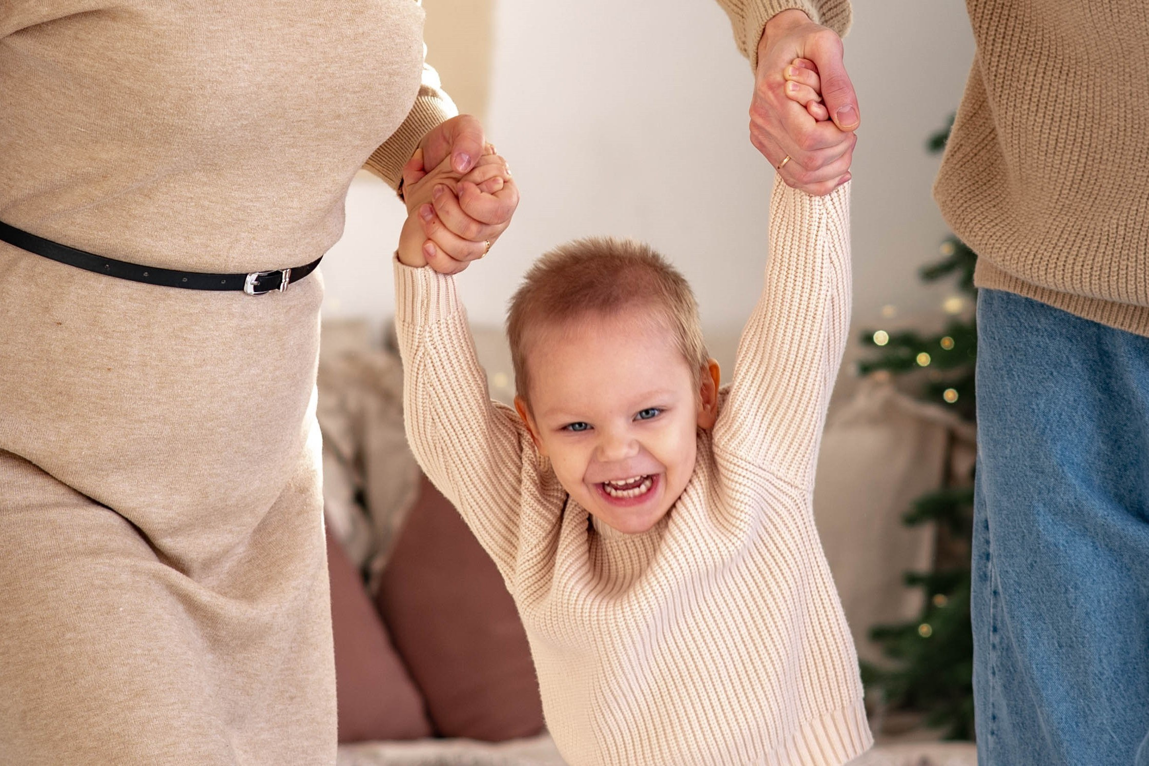 Молодая семья в новогодней атмосфере. Семейный и свадебный фотограф в Абакане Юлия Су