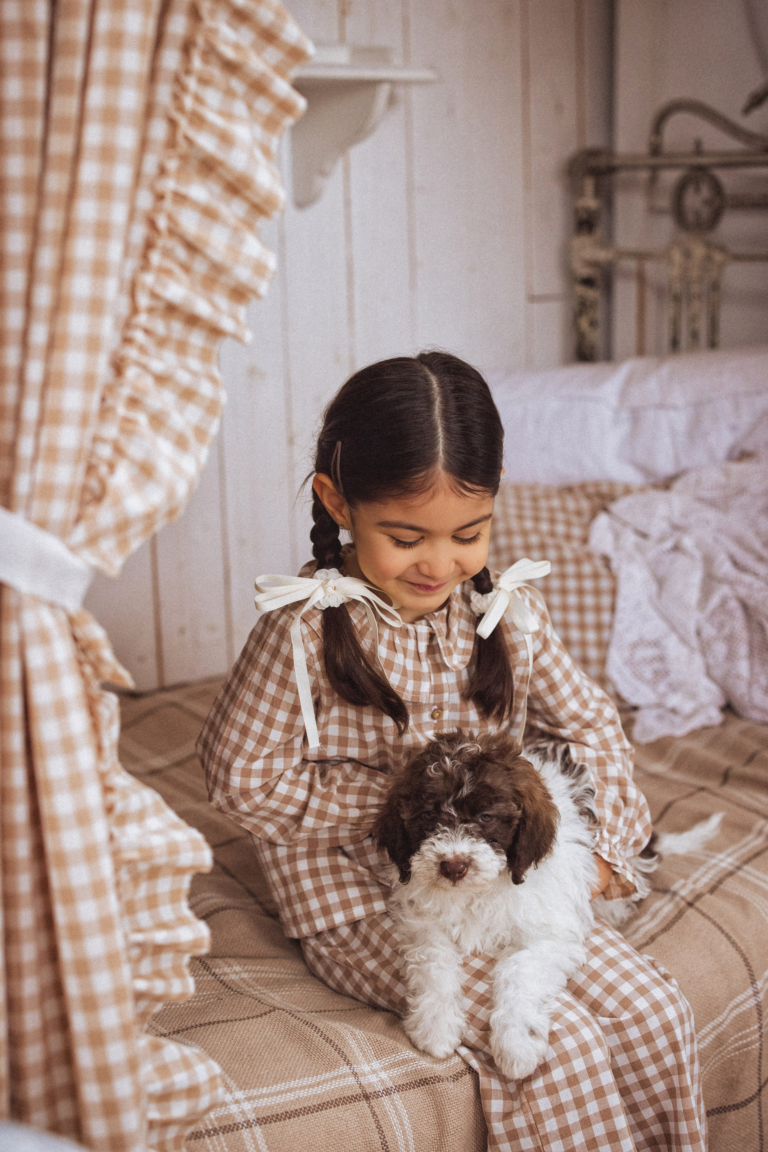 Фотосессия с щенками Лаго́тто-романьо́ло, в Винтажной фотостудии город Краснодар. Семейный и детский фотограф в Краснодаре Анна Трашкова