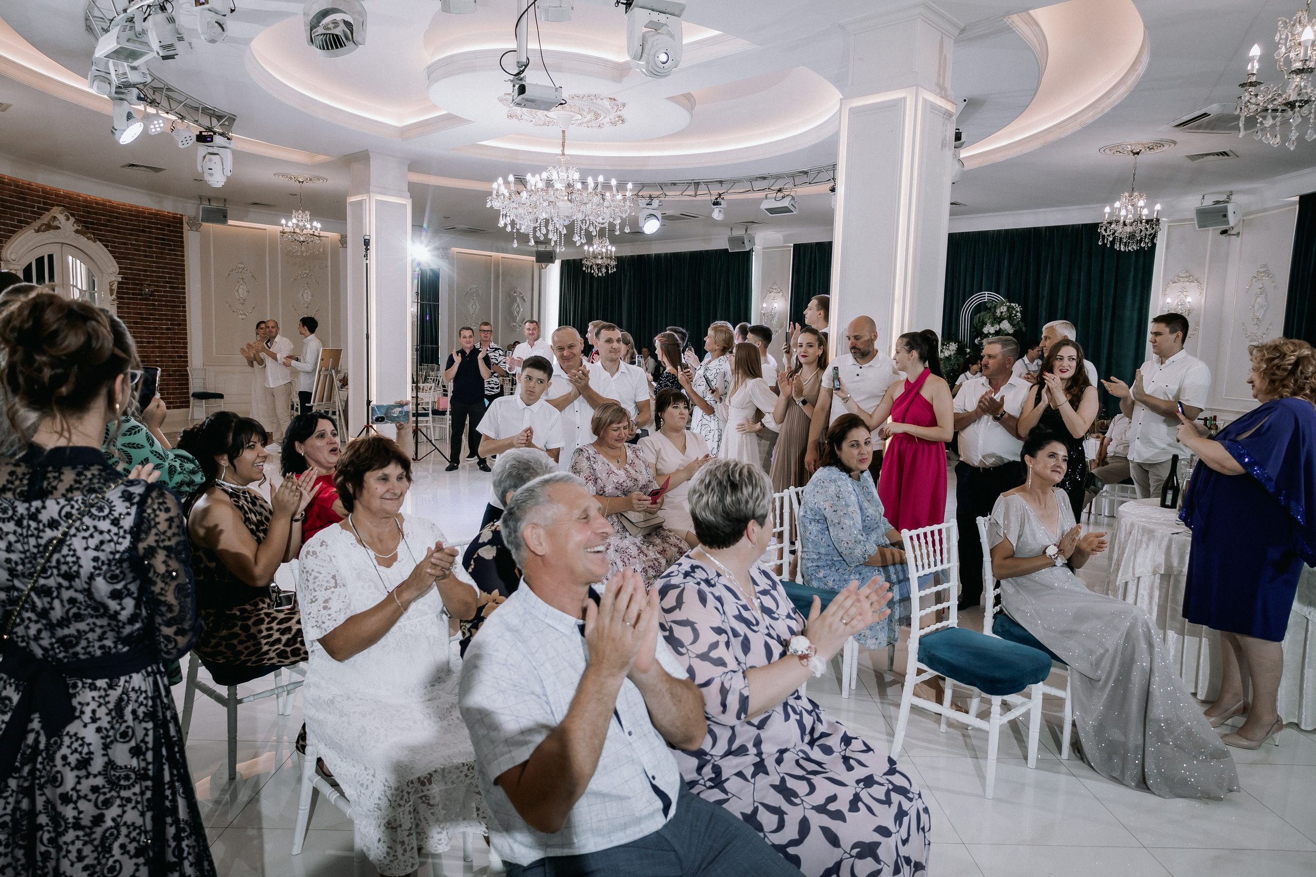 Свадебная прогулка. Эвелина и Дмитрий. Свадебная фотография. Арина Рубах