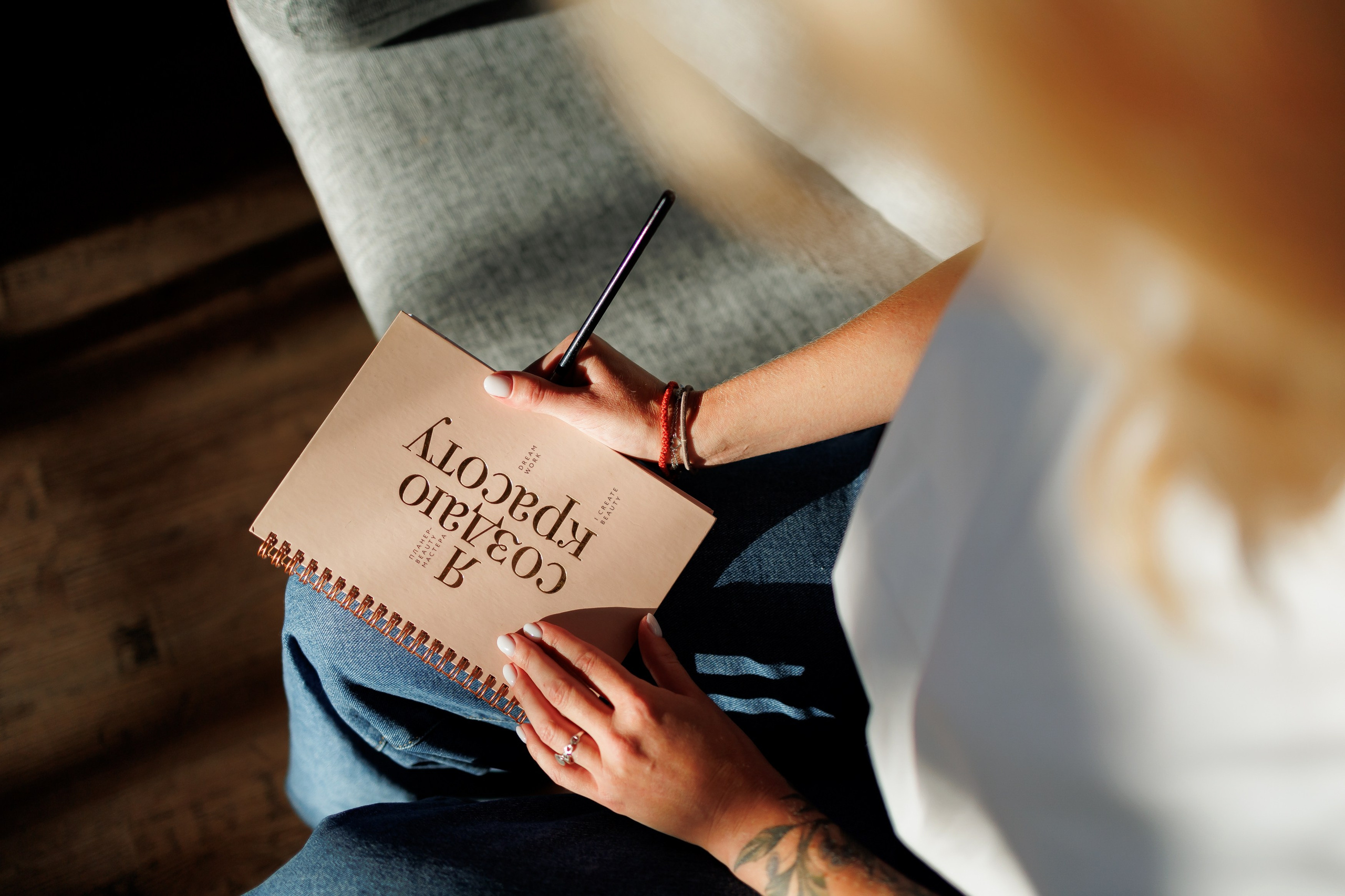 девушка пишет в блокноте