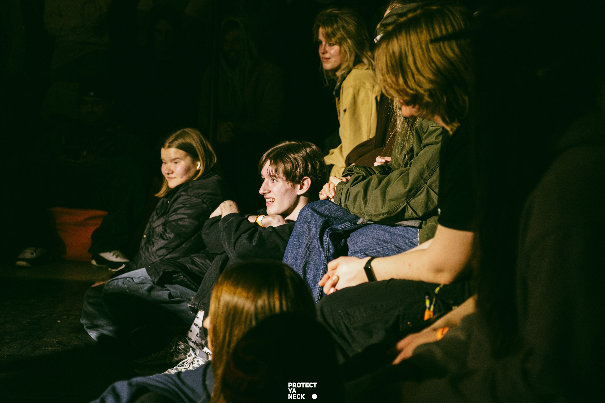 PROTECT YA NECK 22/03 (@youlovebu). Соня бу тебя сфоткала