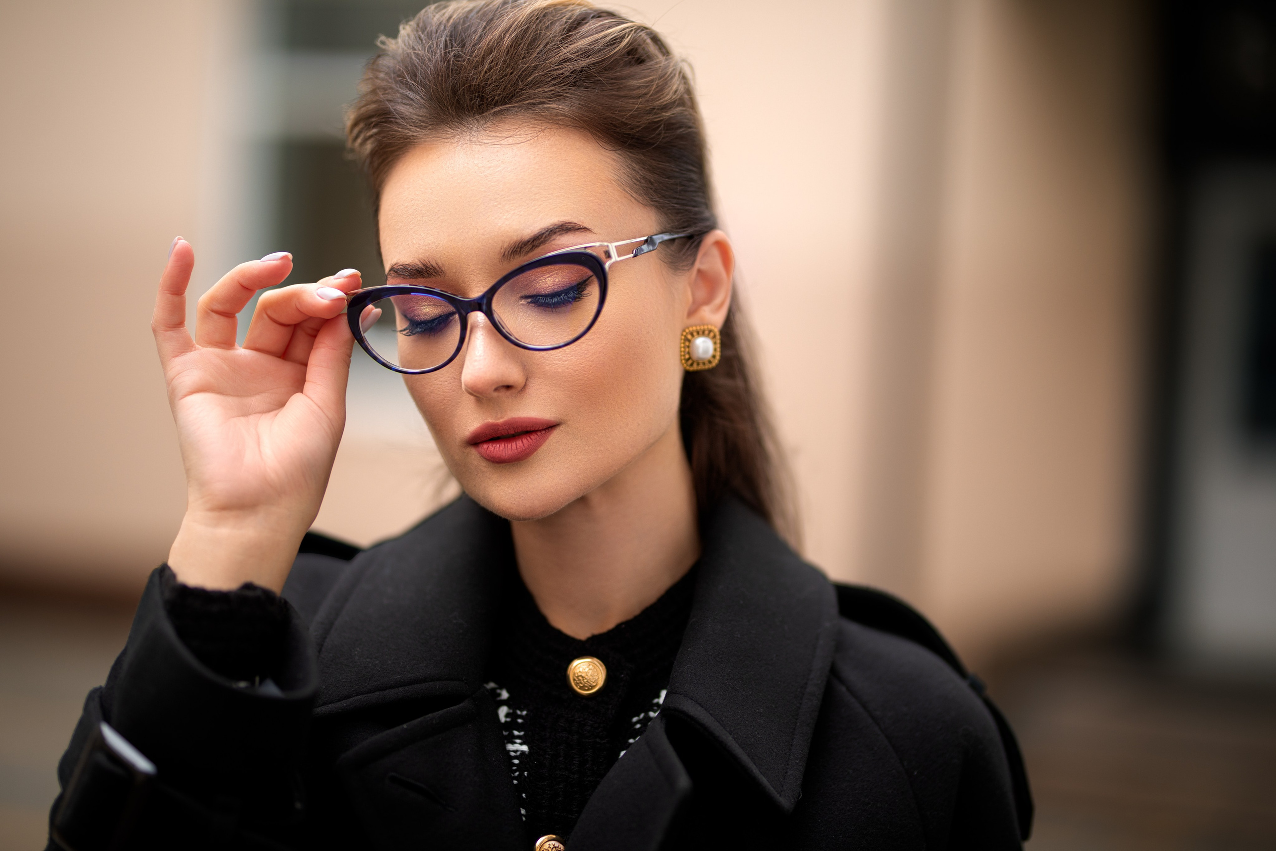 Студийный фотосет с Анастасией в минимальном интерьере в формате для «себя»