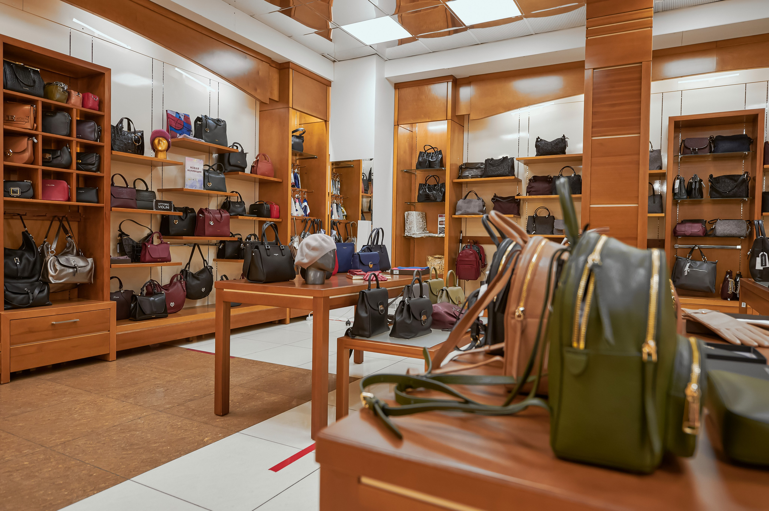 Портфолио по интерьерной и экстерьерной фотосъёмки: Мир Сумок — Правый берег. Фотограф Яковлев Роман — Красноярск