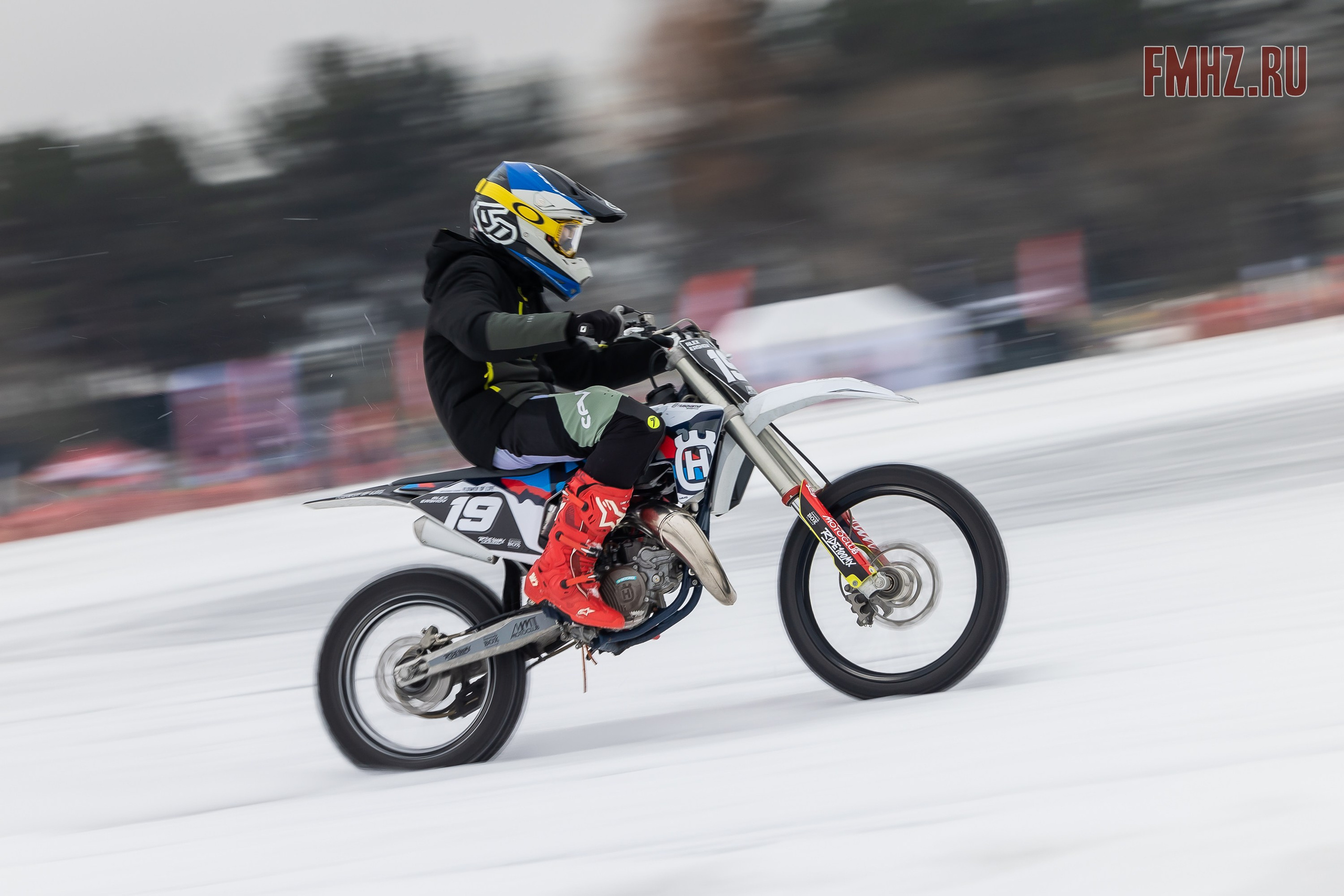 Первый этап Кубка МФР по мотокроссу на льду Большого Крылатского пруда в Москве. 8 февраля 2025 г. Фотограф Владимир Охрименко