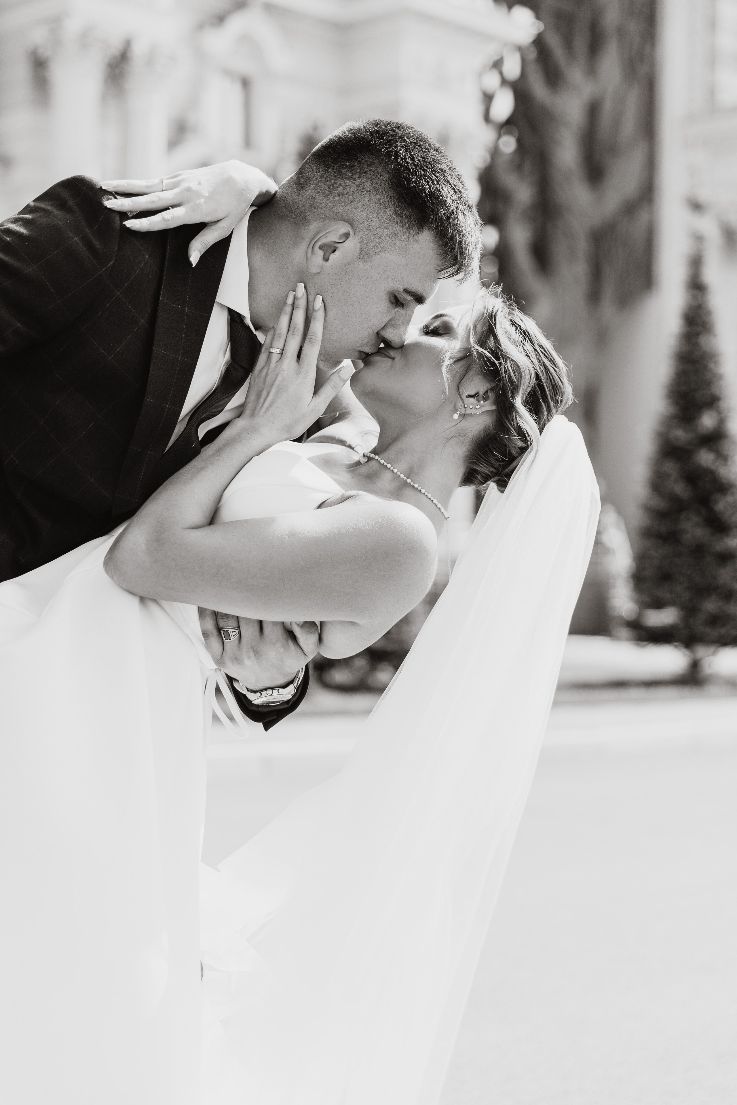 свадебный фотограф в Казани: красивые кадры на фоне достопримечательностей