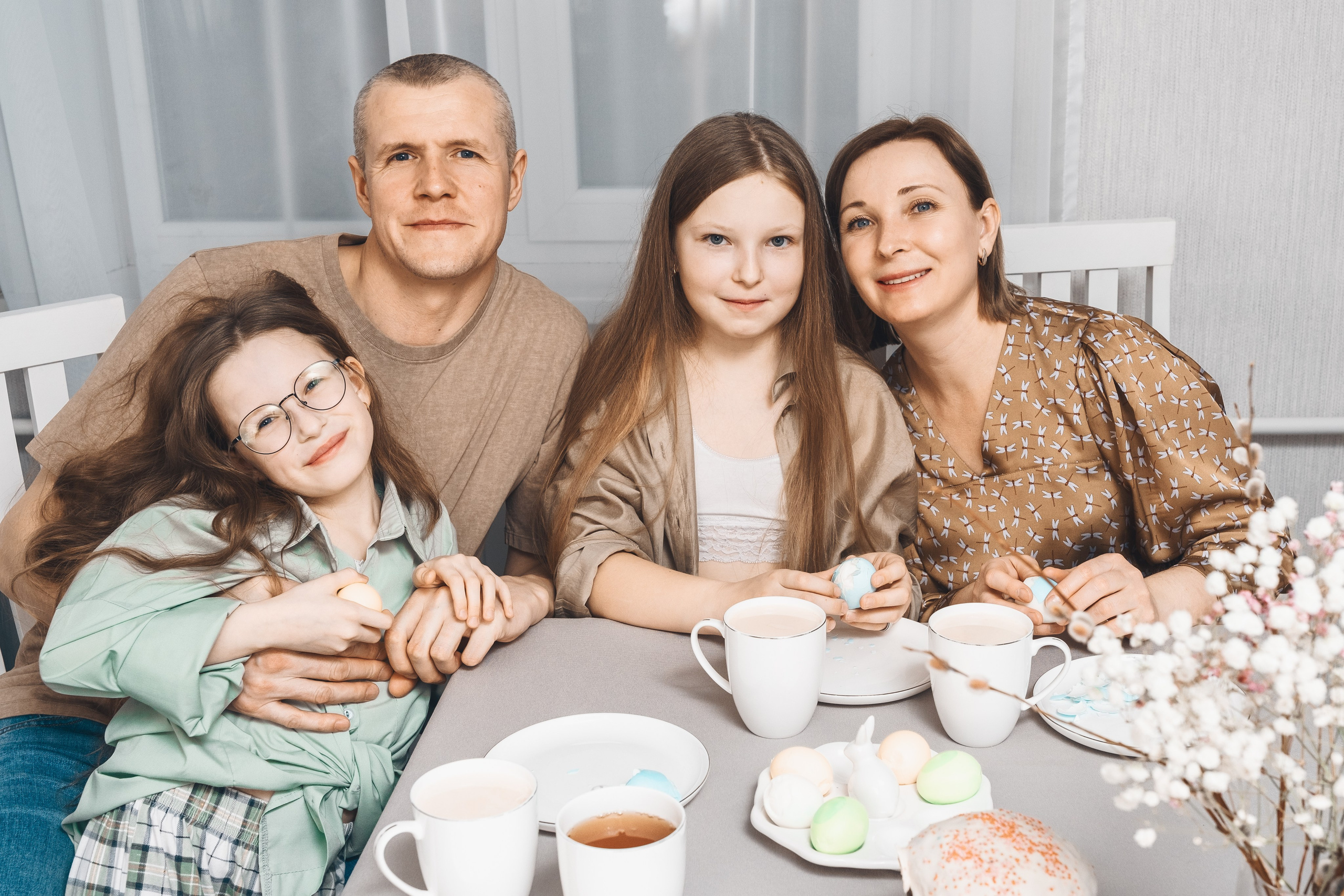 Семья за пасхальным столом дома