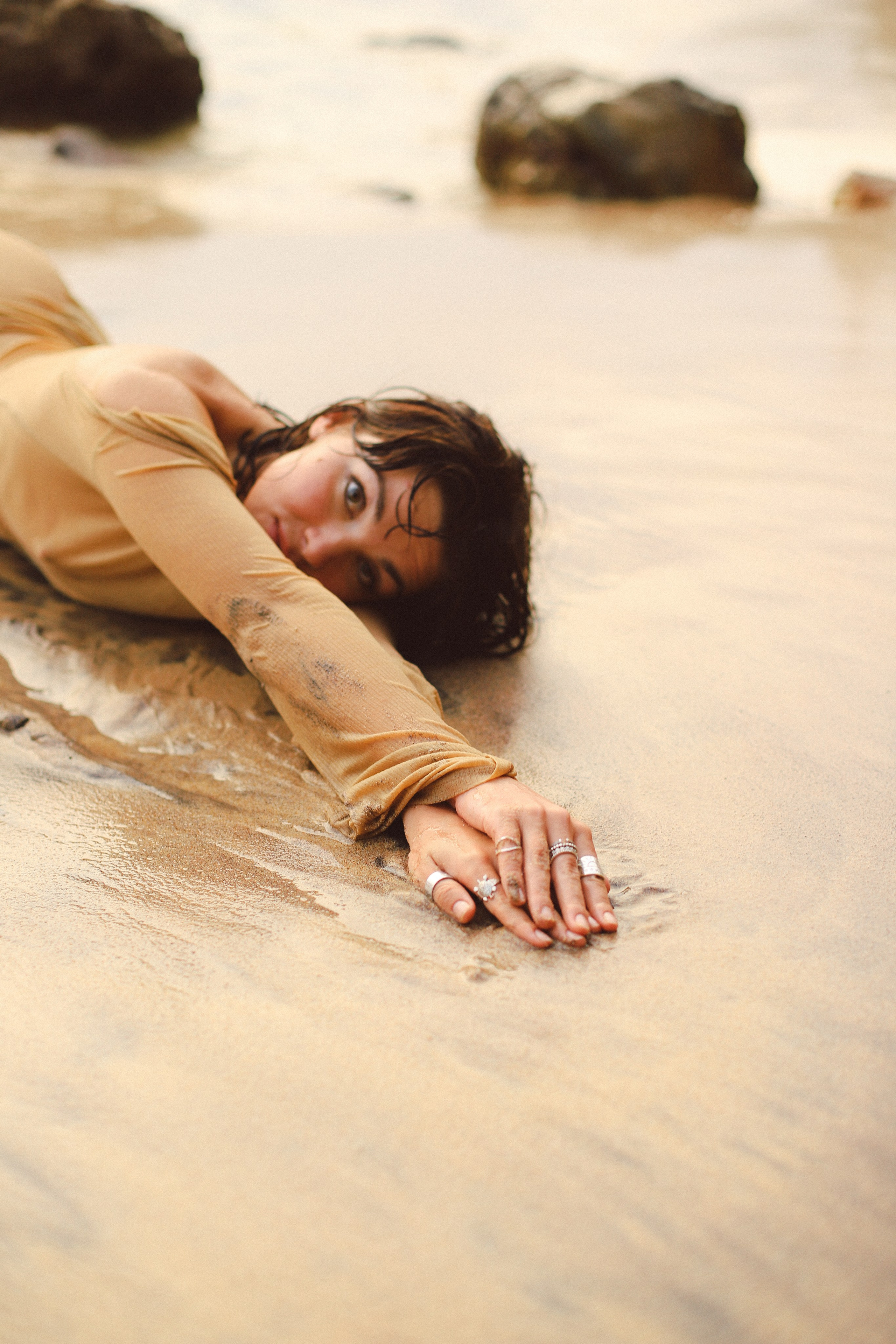 Эстетичные кадры на закате: девушка в прозрачном платье на камнях у отеля Naomi Beach | Нюд-фото. Фотограф на Шри-Ланке