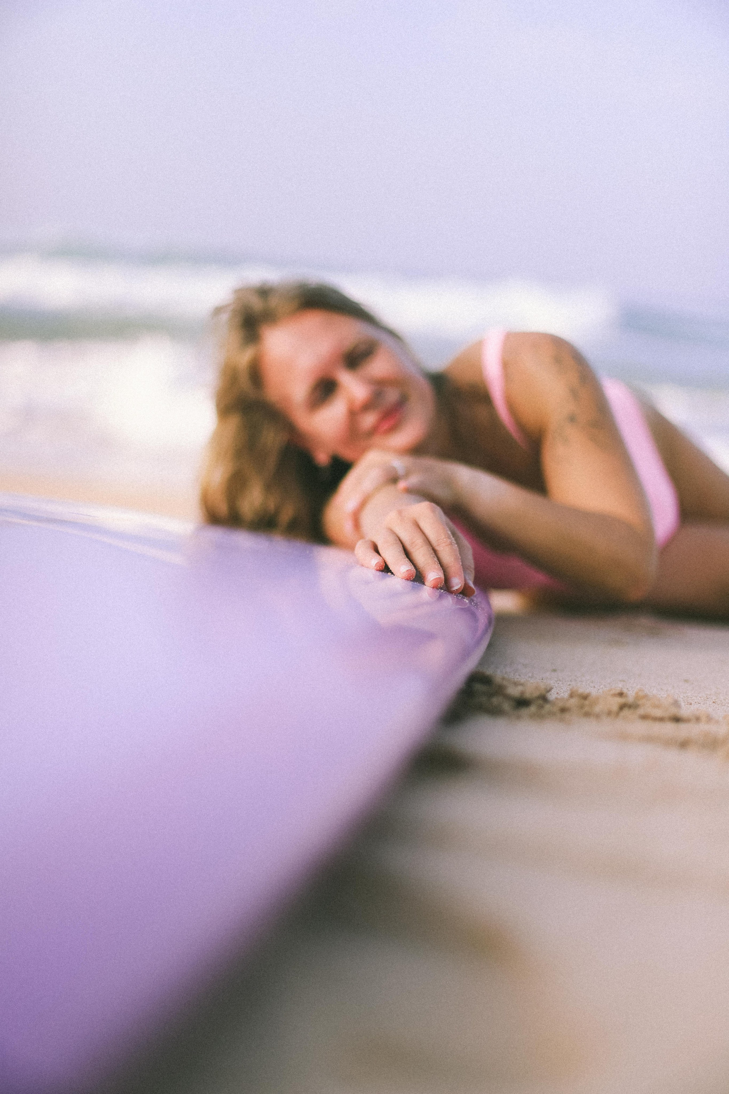 Съемка серфинга на рассвете | Девушка с доской Ross Concept на Coconut Beach. Фотограф на Шри-Ланке