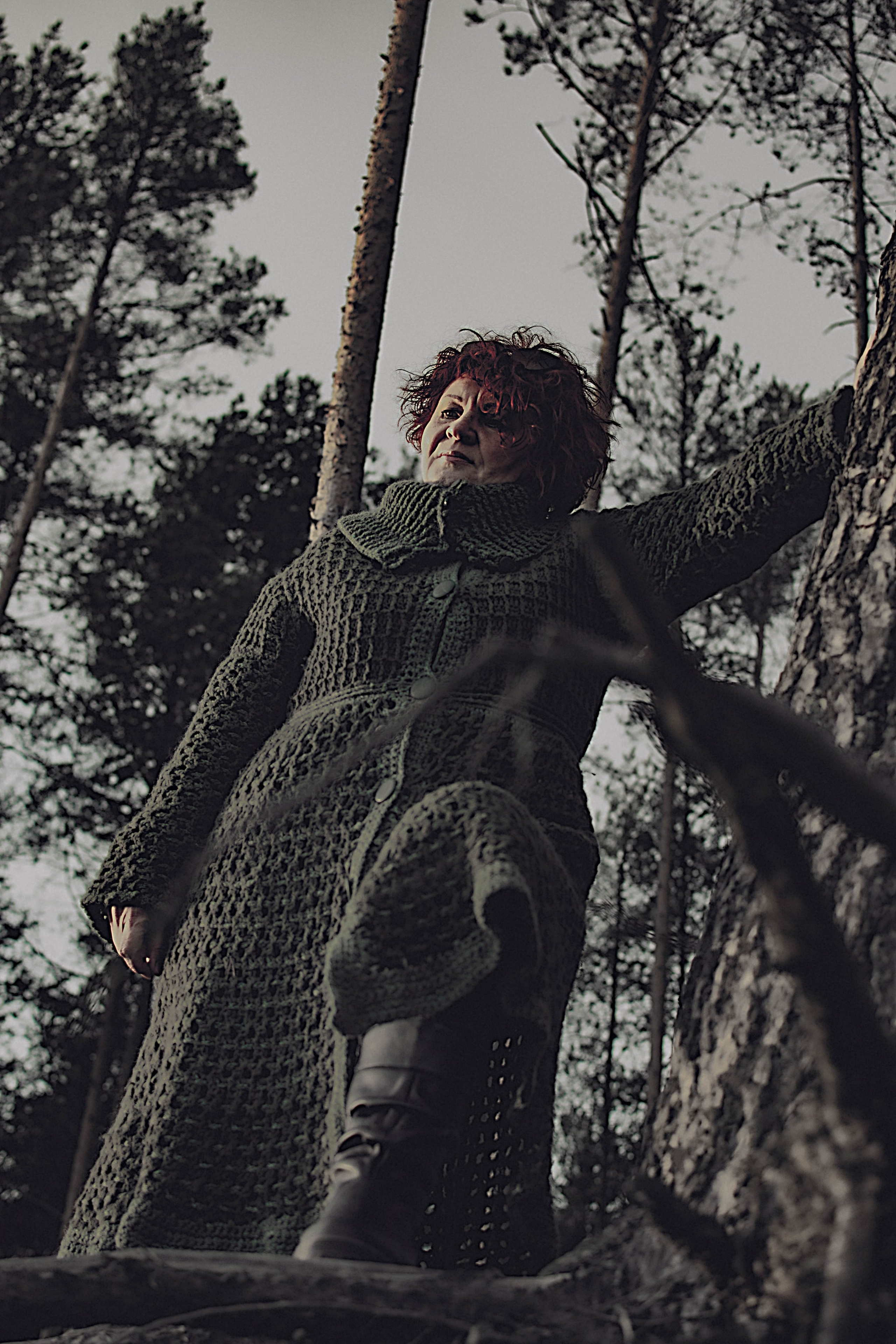 Женщина в зеленом пальто в лесу