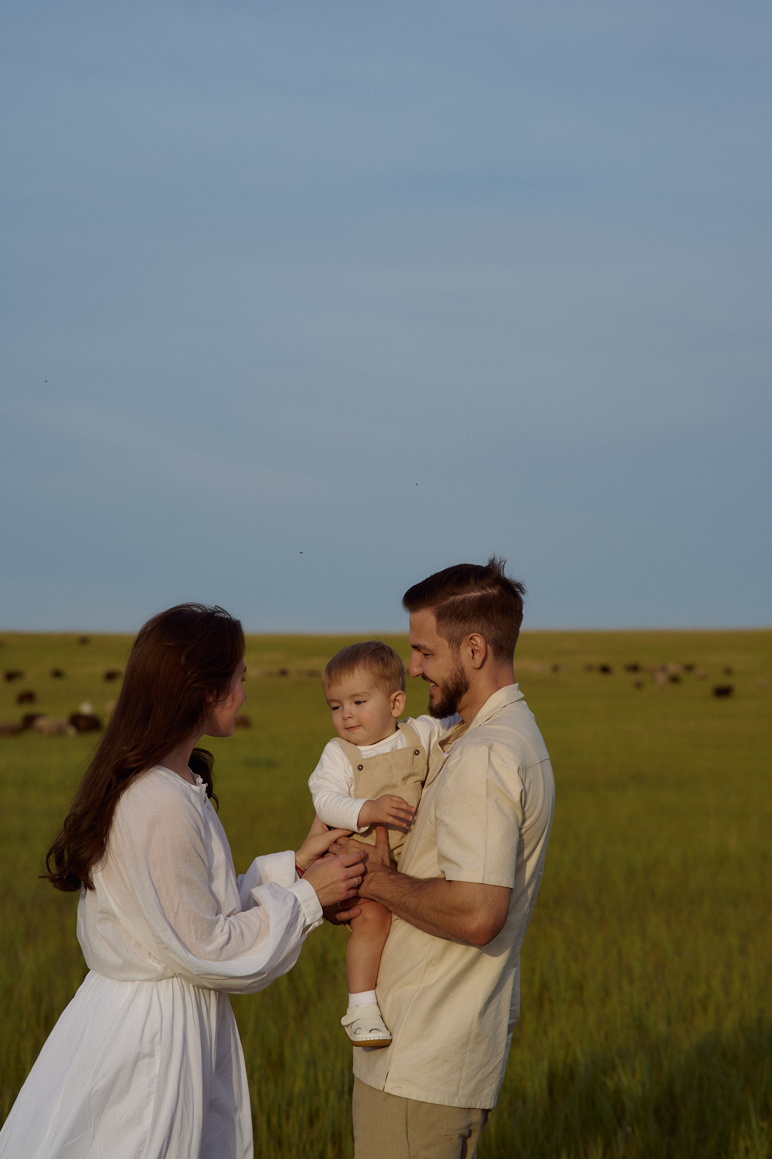 Шамиль, Аня и Марс в поле с барашками. Семейный и свадебный lifestyle-фотограф в Москве Мария Петрова