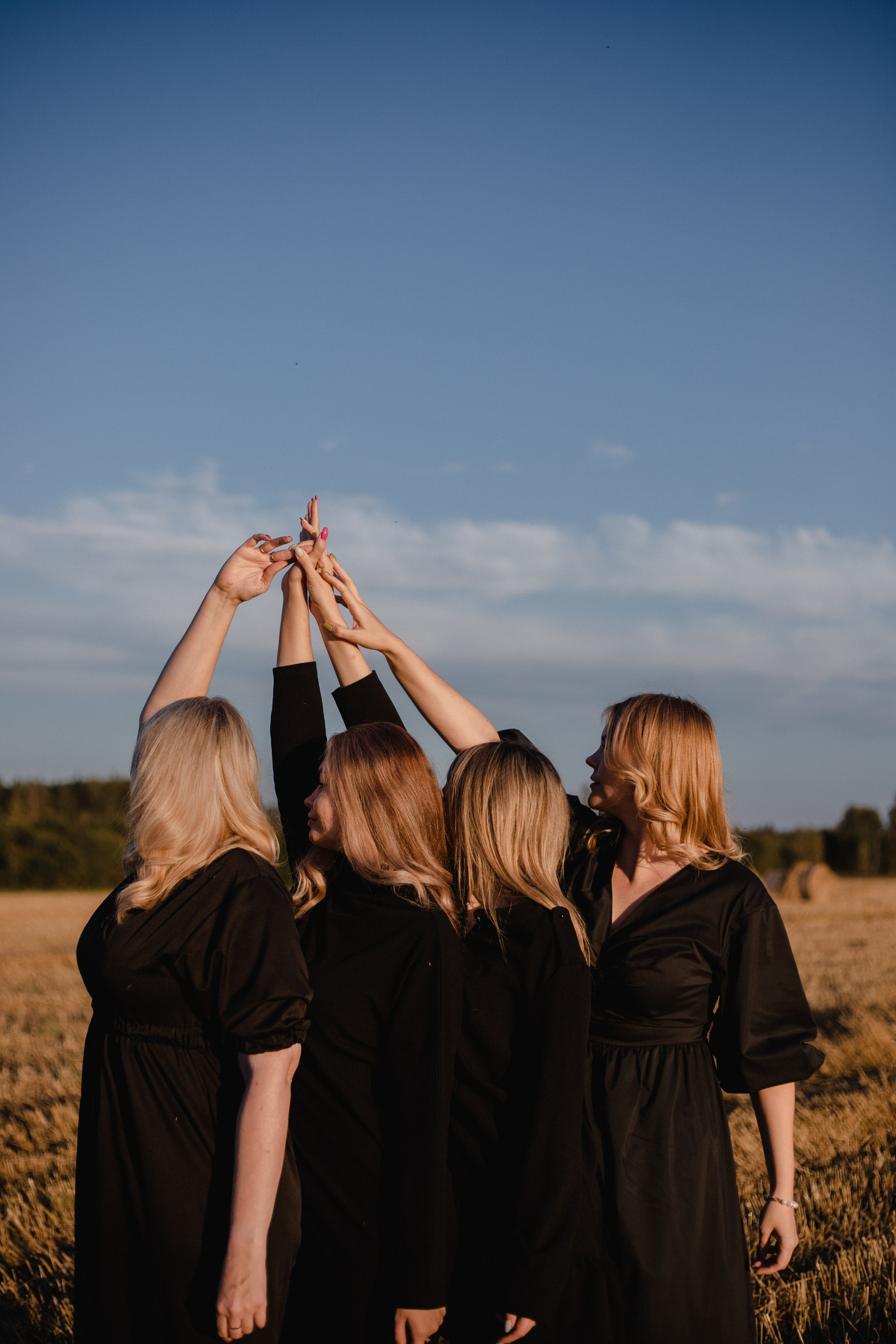 Однажды сестры в поле :)