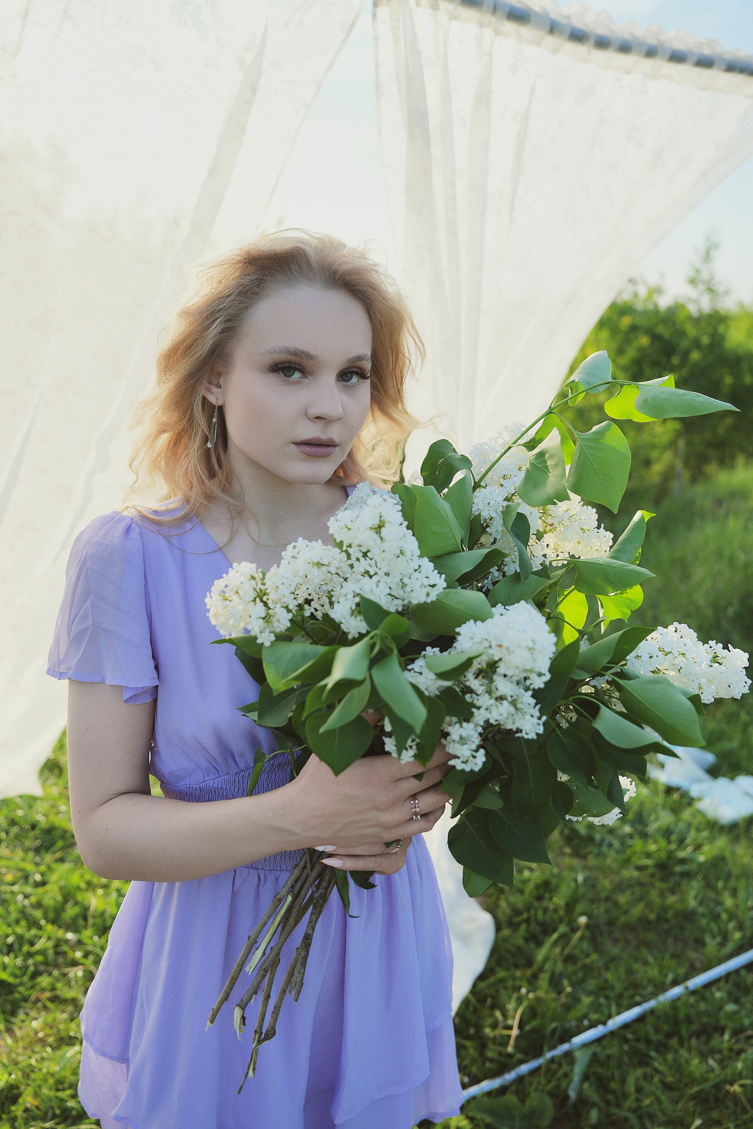 Съемка Кати в контровом свете с белой сиренью. Фотограф Светлана Боровикова в Домодедове
