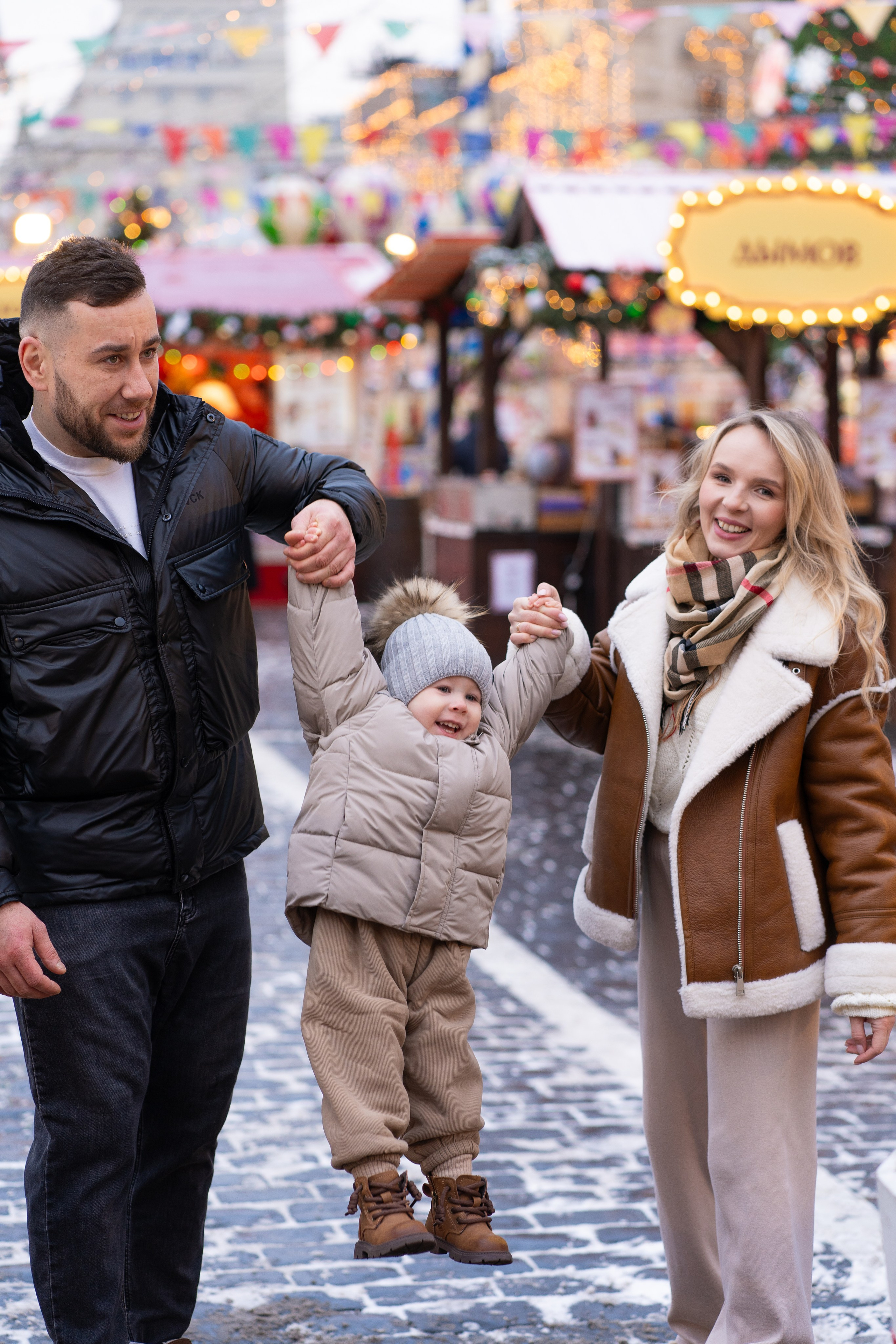Павел, Егор и Наталия на ГУМ Ярмарке. Свадебный фотограф в Москве Анна Полушина