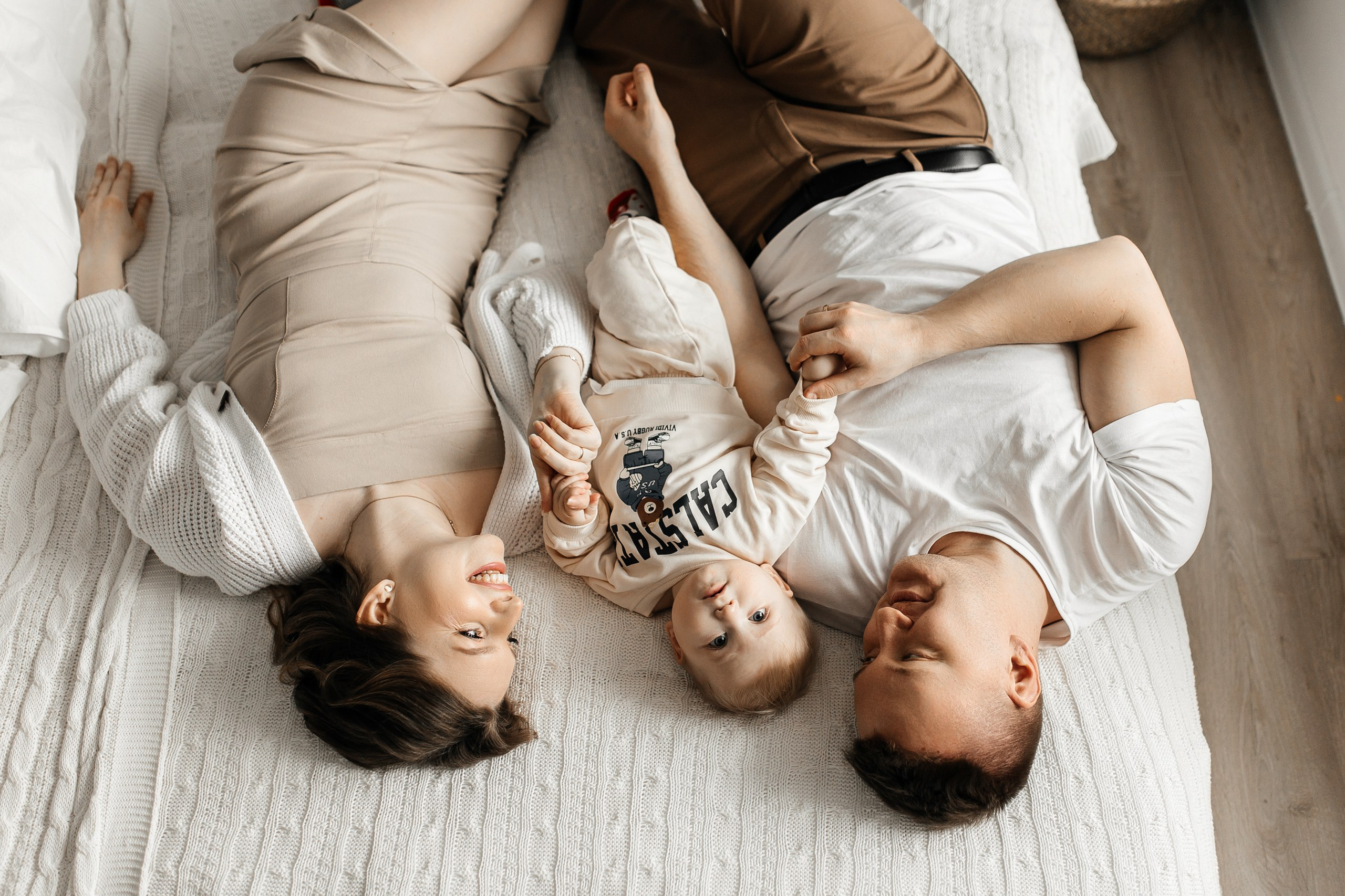 Здравствуйте! Я&nbsp;свадебный фотограф из&nbsp;Ульяновска, работаю в&nbsp;том числе по&nbsp;всей России и&nbsp;с&nbsp;выездом за&nbsp;границу. Снимаю свадьбы, lovestory, корпоративы, светский репортаж. Провожу обучение по&nbsp;фотографии, мастер-классы и&nbsp;воркшопы для других фотографов.