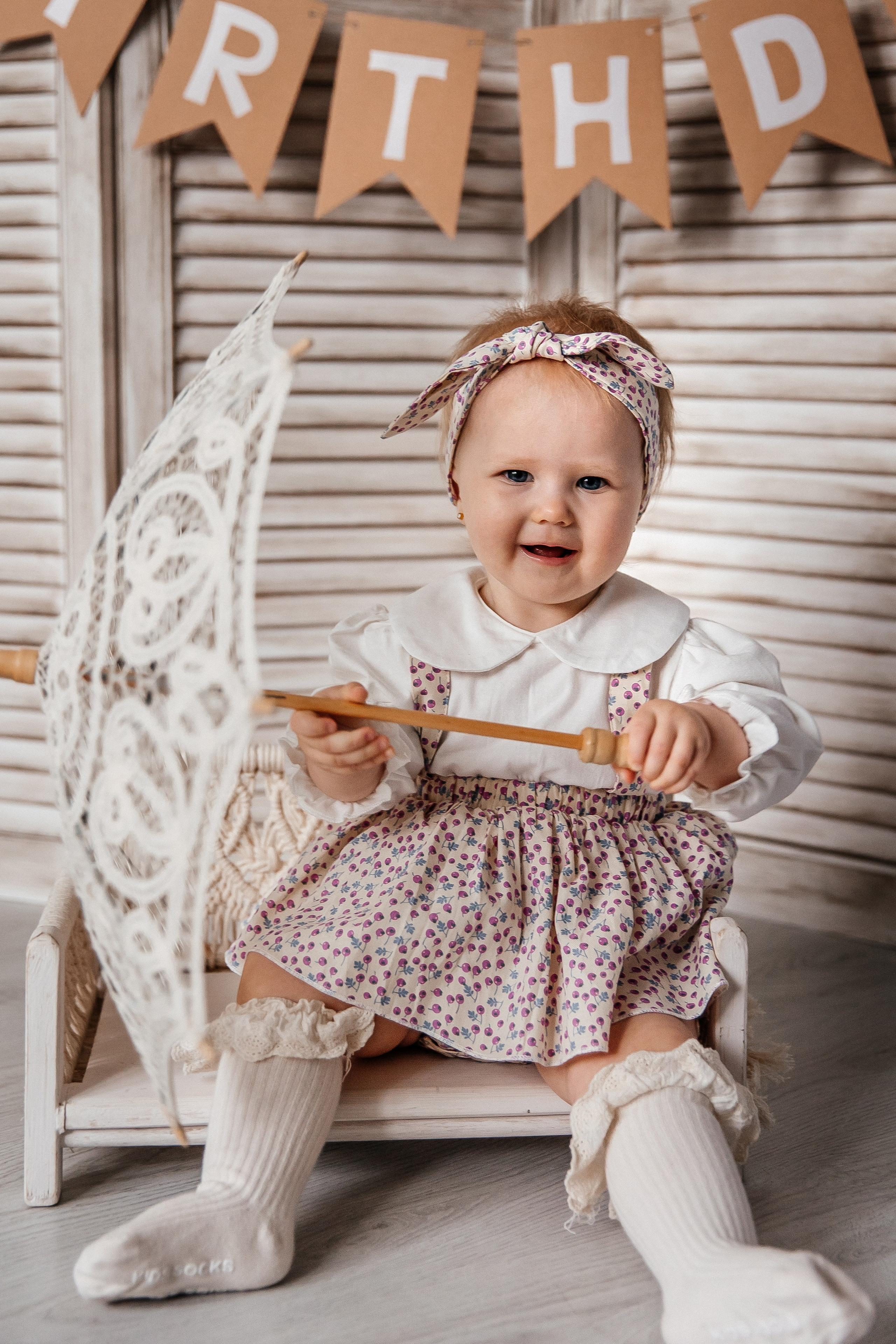 Минимализм (единичка, буквы-кубики, отдельный реквизит на фоне). Детский фотограф, выпускные альбомы в Нижнем Новгороде Бодягина Мария