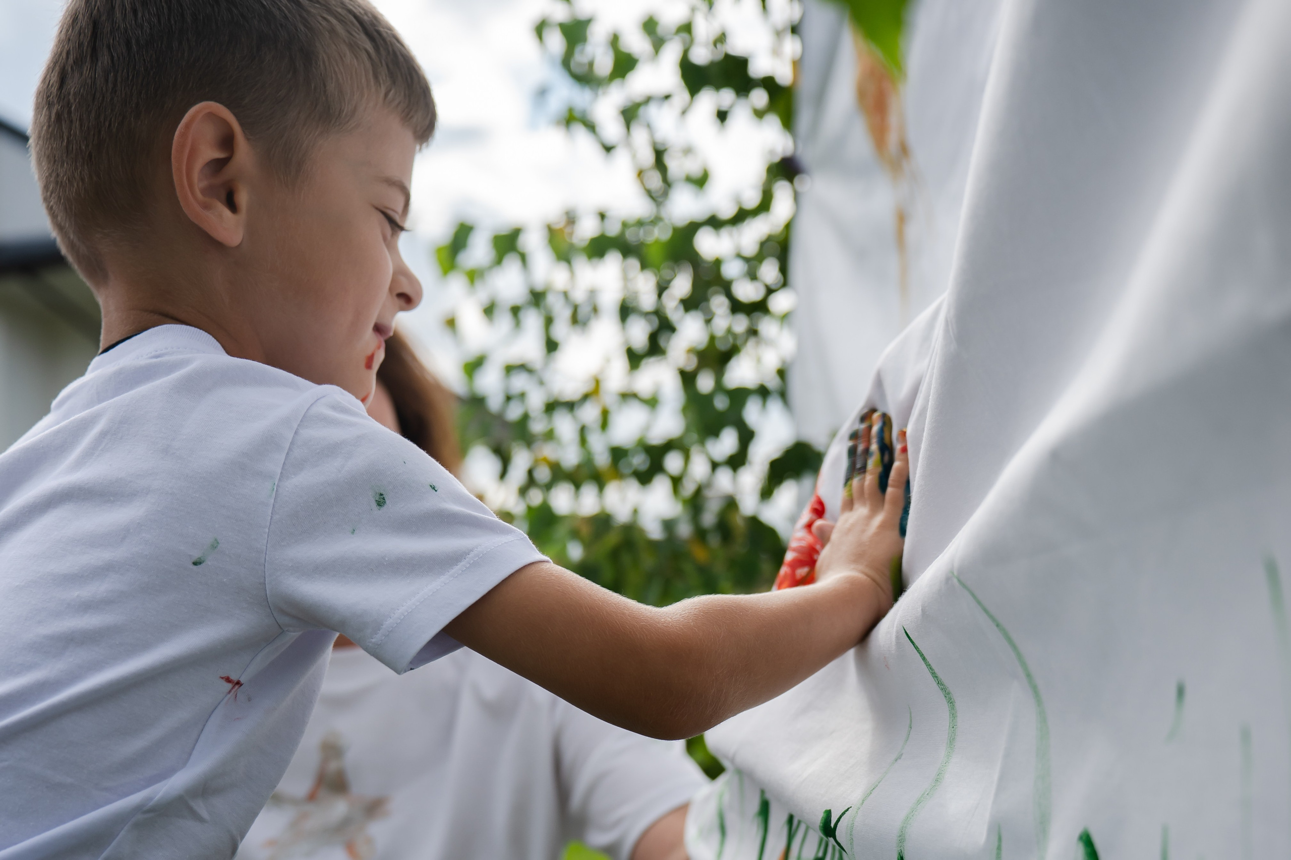 фотосессия, где дети рисуют, смеются и пачкаются красками. Ловим настоящие эмоции вашего ребенка на природе в Москве. Яркие кадры для вашего семейного архива.