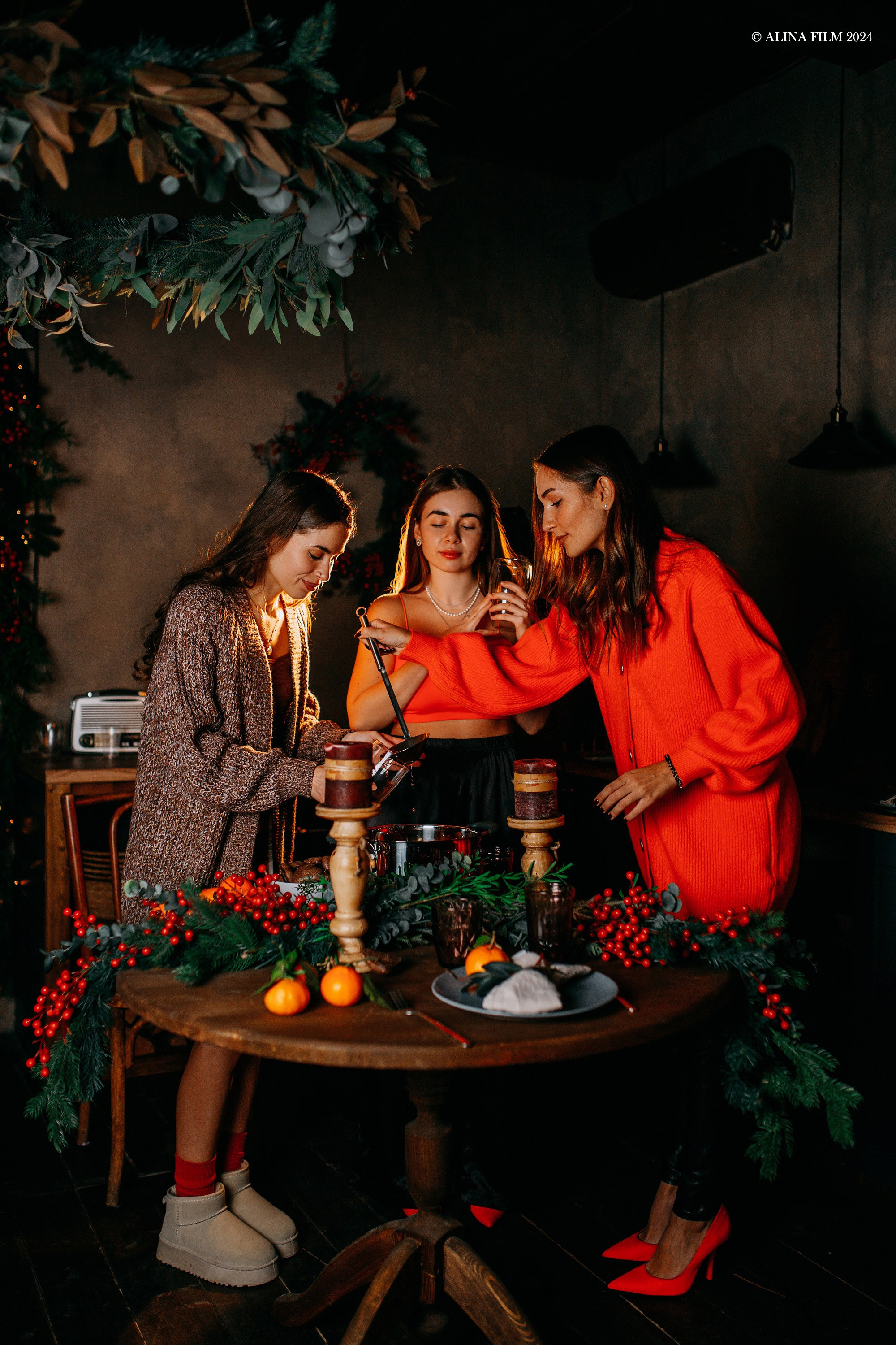 Новогодняя фотосессия в фотостудии: сестры. Фотограф в Санкт-Петербурге Alina Film