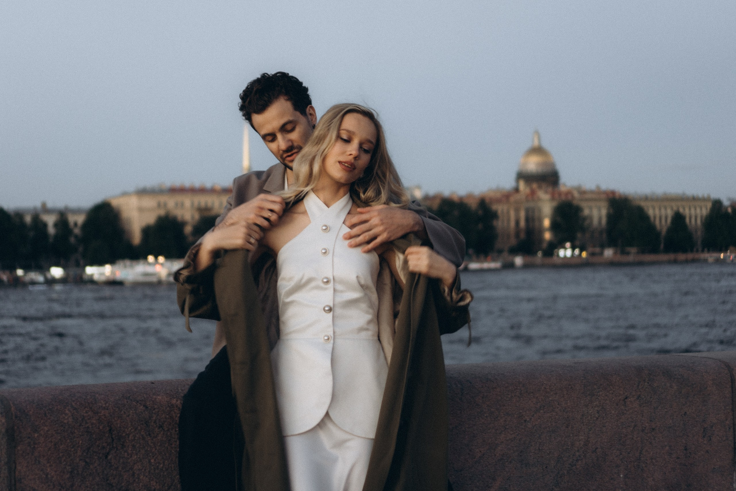 СВАДЕБНАЯ СЬЕМКА ПАРЫ НА РАССВЕТЕ В БЕЛЫЕ НОЧИ И ПРОГУЛКА С РАЗВОДНЫМИ МОСТАМИ И ПИКНИК ВОЗЛЕ ИСАКИЕВСКОГО СОБОРА. Профессиональный фотограф, Санкт-Петербург — Виктория Богомолова