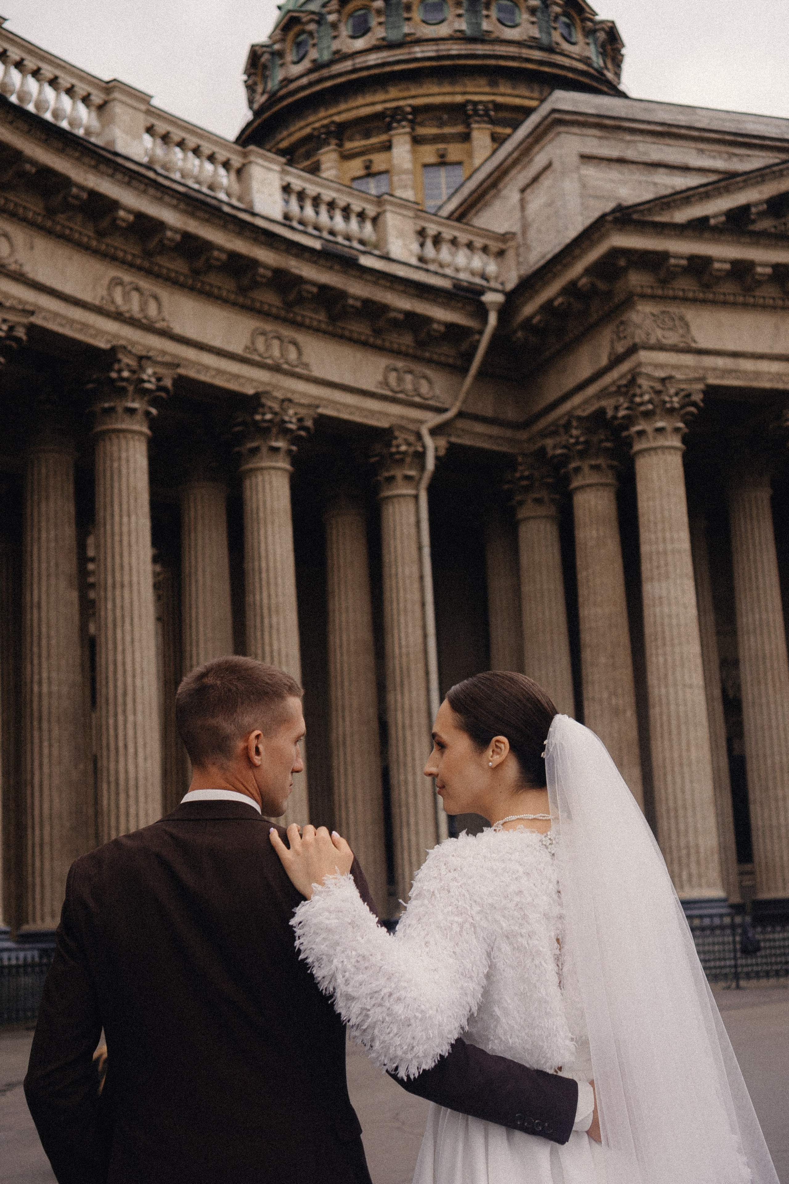 СВАДЕБНАЯ ПРОГУЛКА В САНТК-ПЕТЕРБУРГЕ (ИСАКИЕВСКИЙ СОБОР, ЗИМНЯЯ КАНАВКА, ЭРМИТАЖ И БОЛЬШАЯ МОРСКАЯ УЛИЦА). Профессиональный фотограф, Санкт-Петербург — Виктория Богомолова