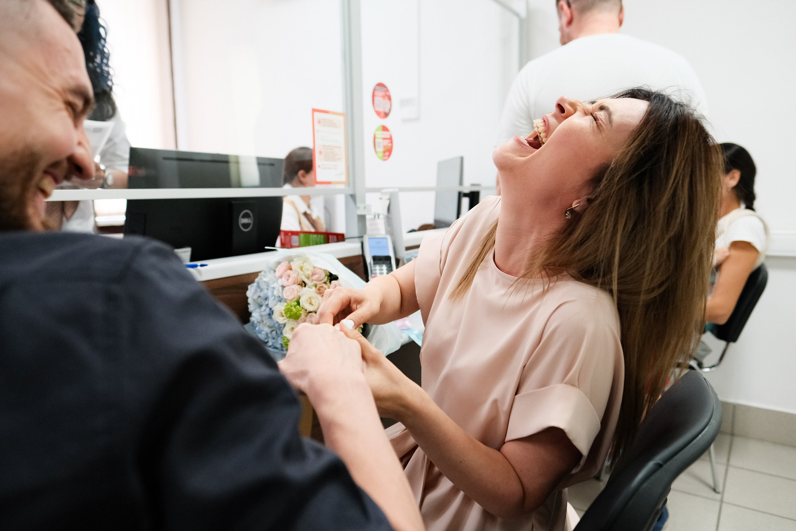 Невеста не может надеть кольцо жениху и от этого смеется.