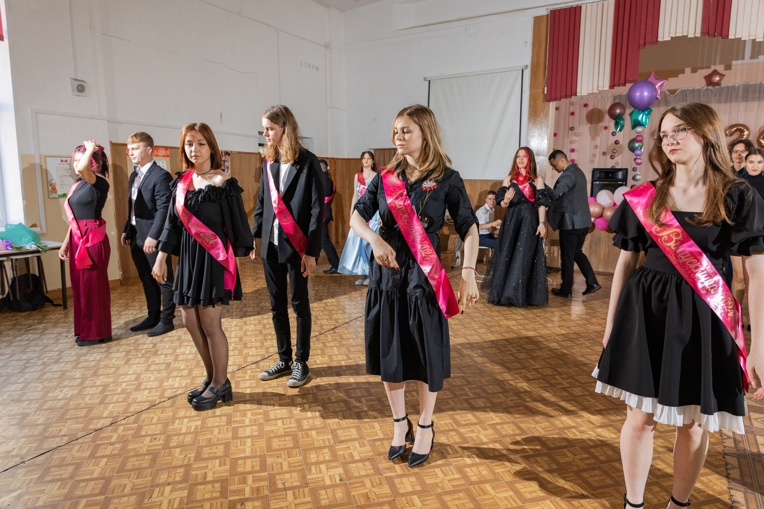 Вручение атестатов в школе № 66. Выпускные альбомы во Владивостоке