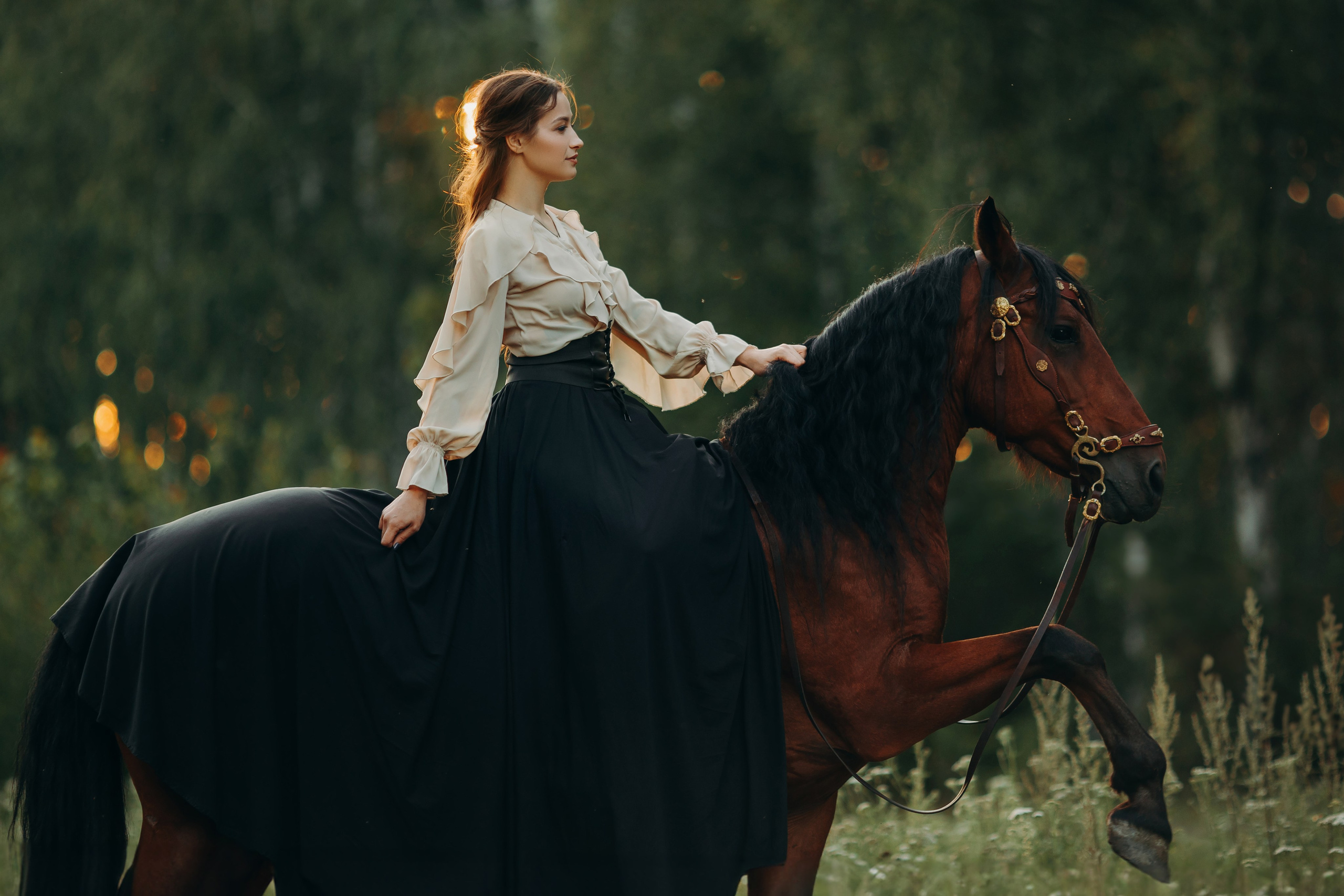 Юбка до 50р-р. Блузка 44-46, корсетный пояс до 46. 