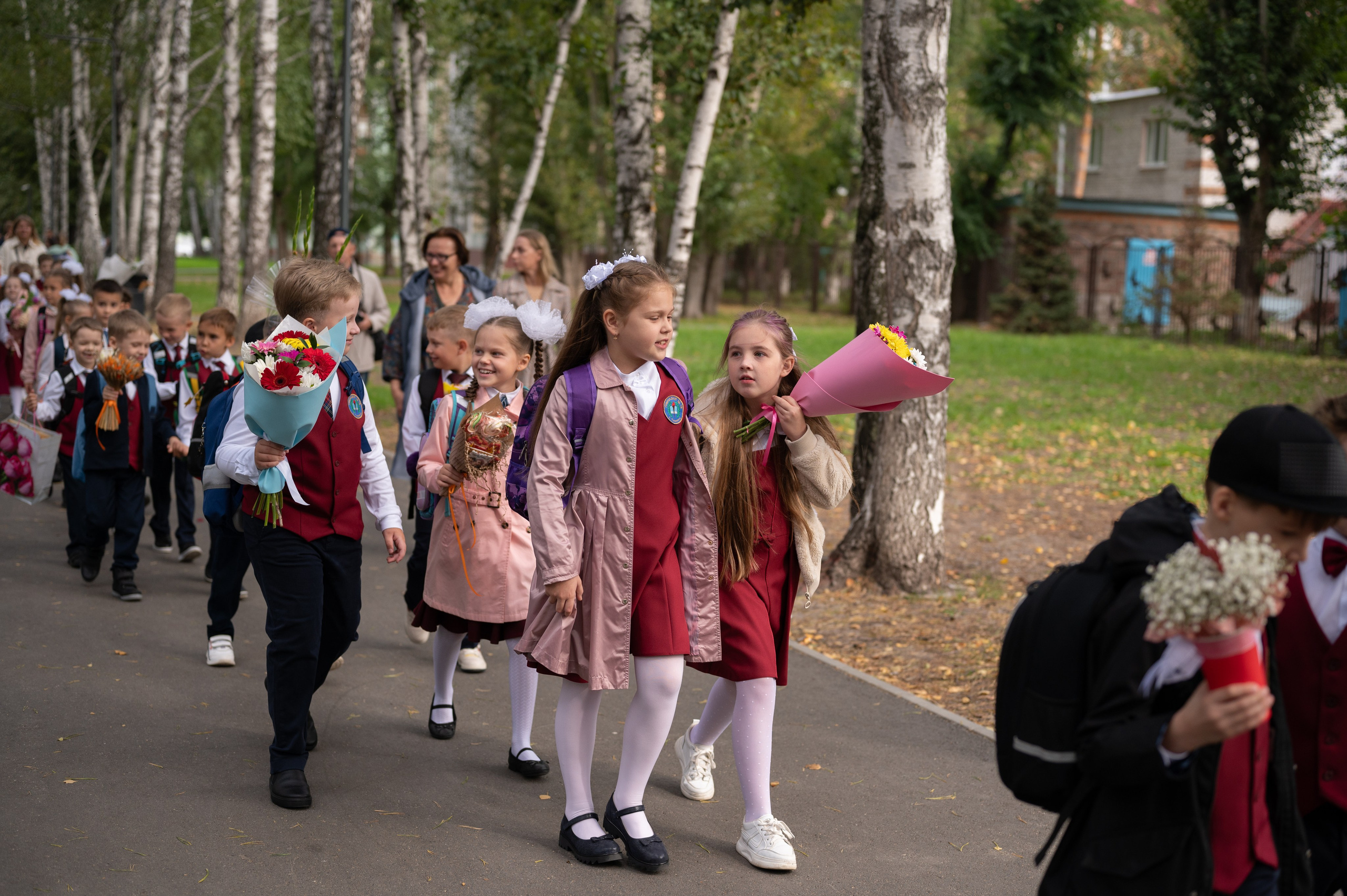 1 сентября 16 гимназия 2 класс (линейка + в классе+ на улице). Фотограф новорожденных, семейный детский в Тюмени Татьяна Морозова