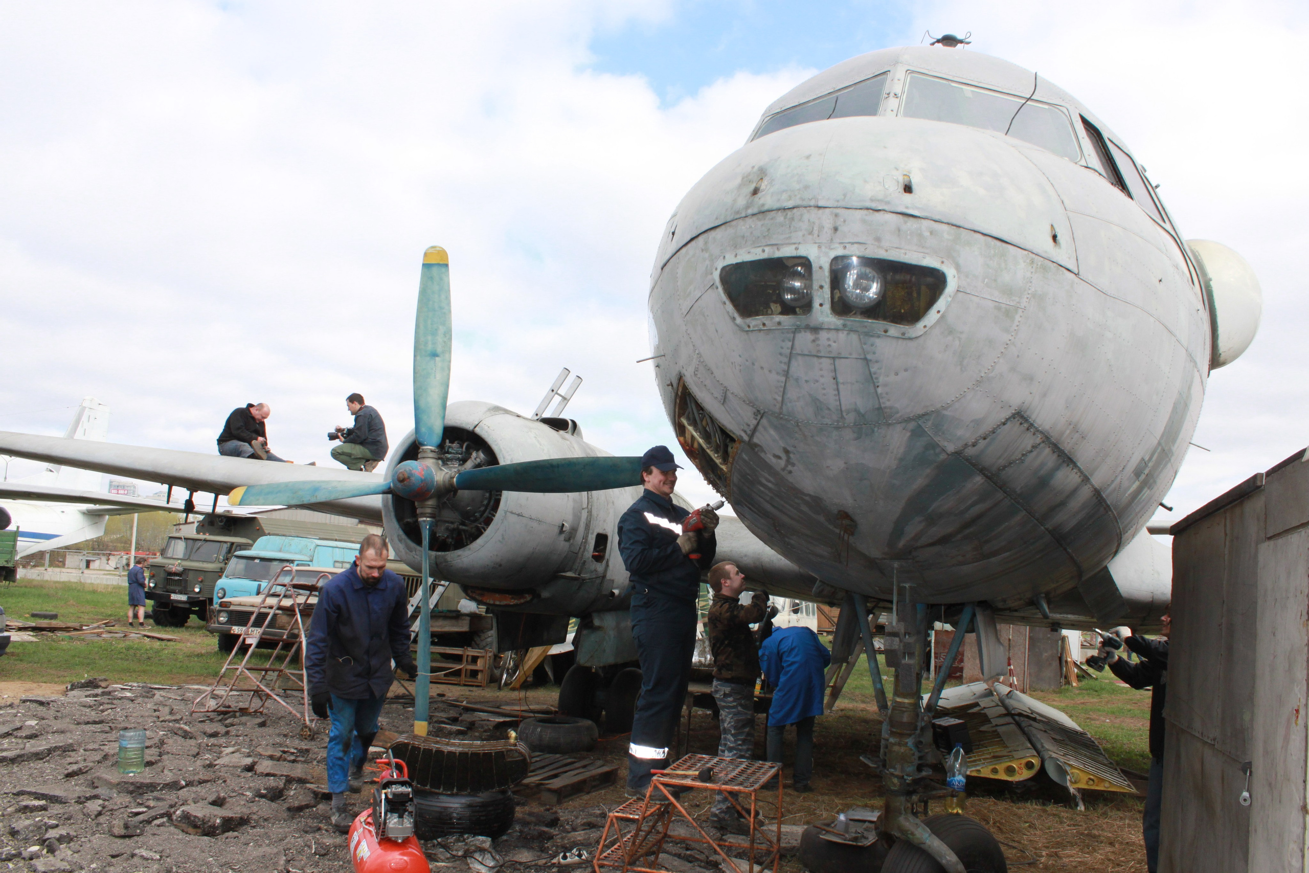Ил-14Т «Голубая Мечта» работы в Тушино (2011 г.). Фотоальбом показывающий увлекательный мир авиации и мир медведей Андрея Иванова