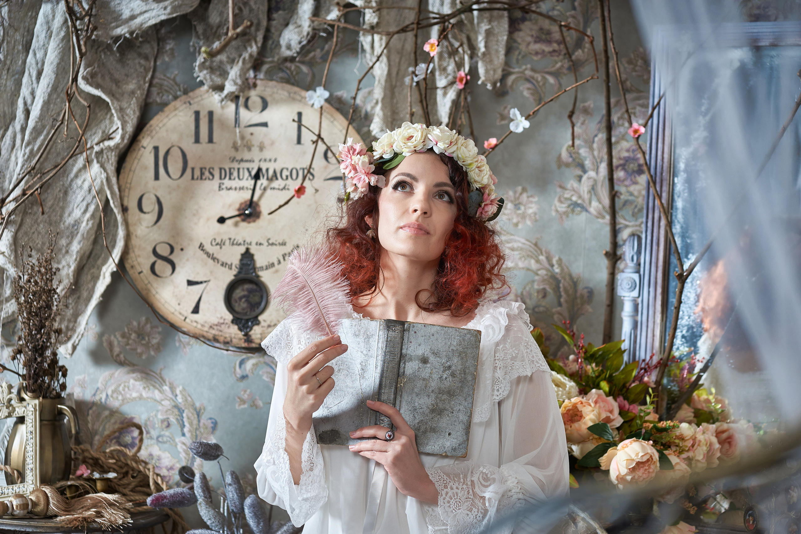 Фотография женщины в студии.