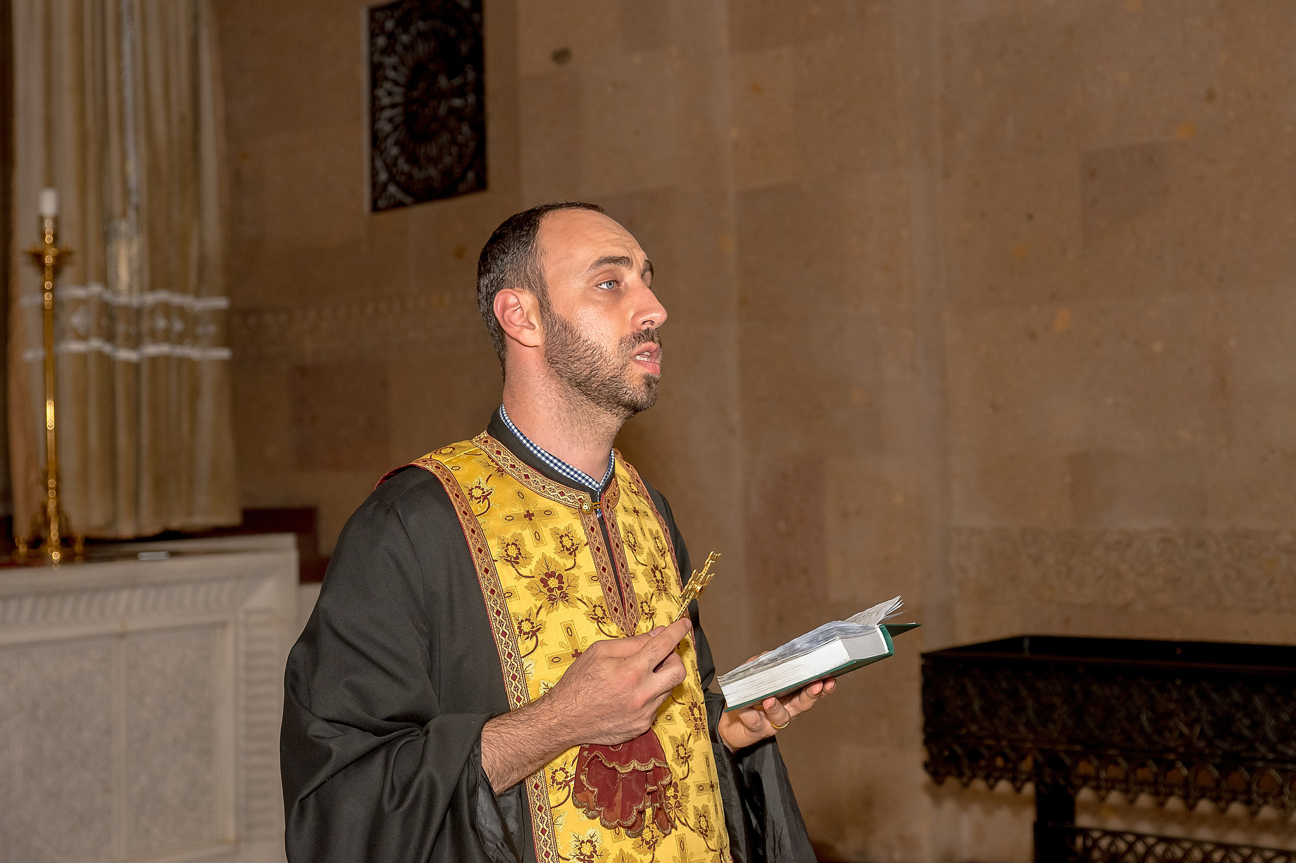 Священник армянской церкви