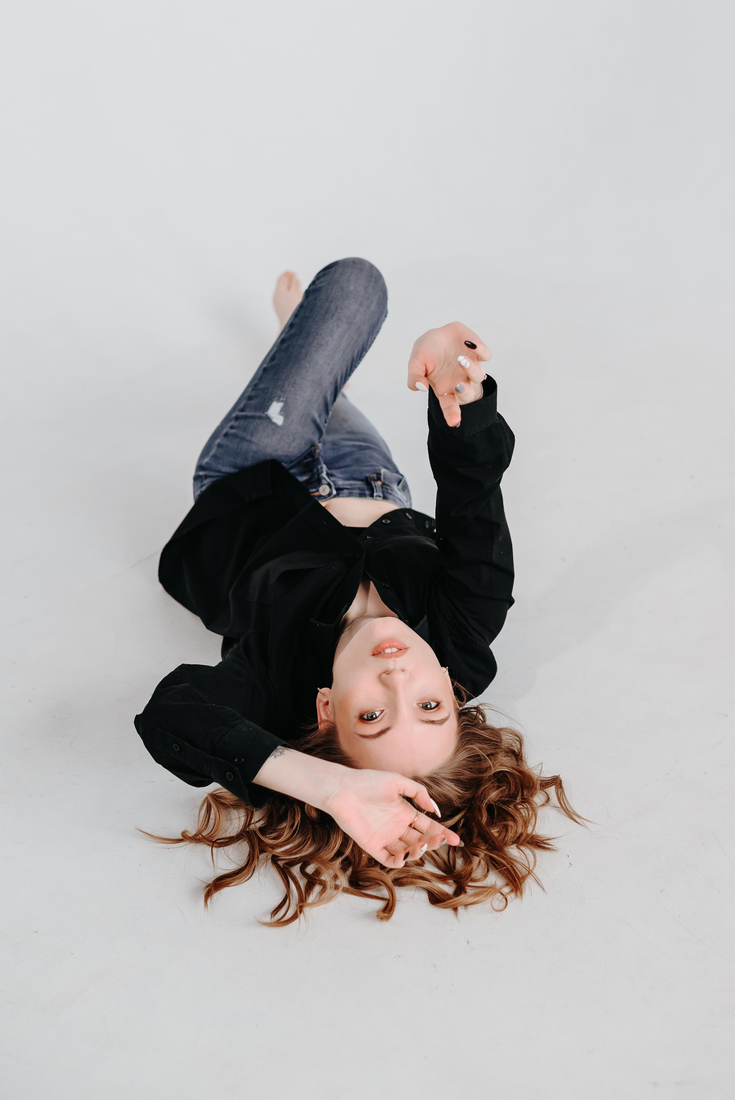 Фотосессия в белой рубашке в студии в г. Кемерово