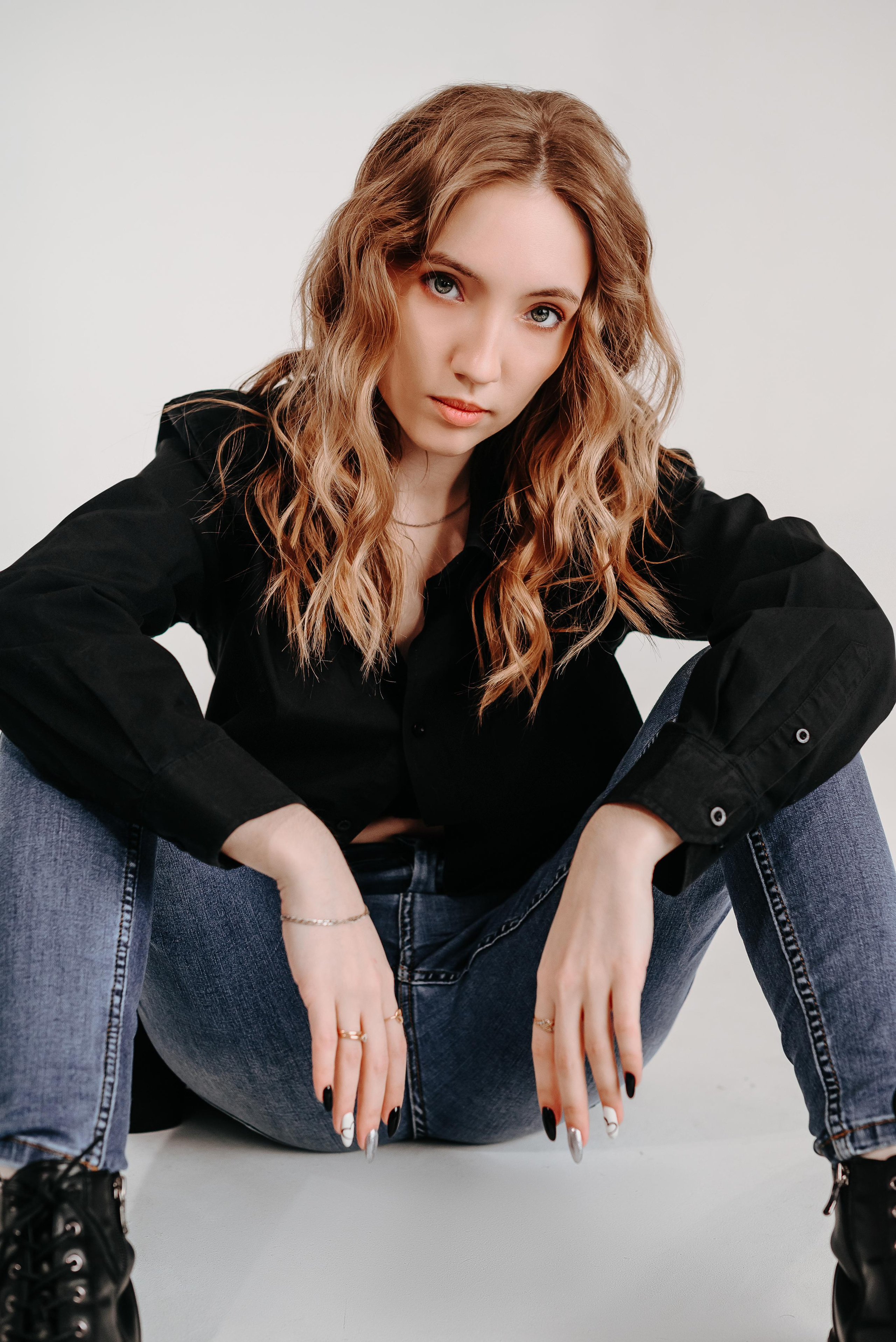 Фотосессия в белой рубашке в студии в г. Кемерово