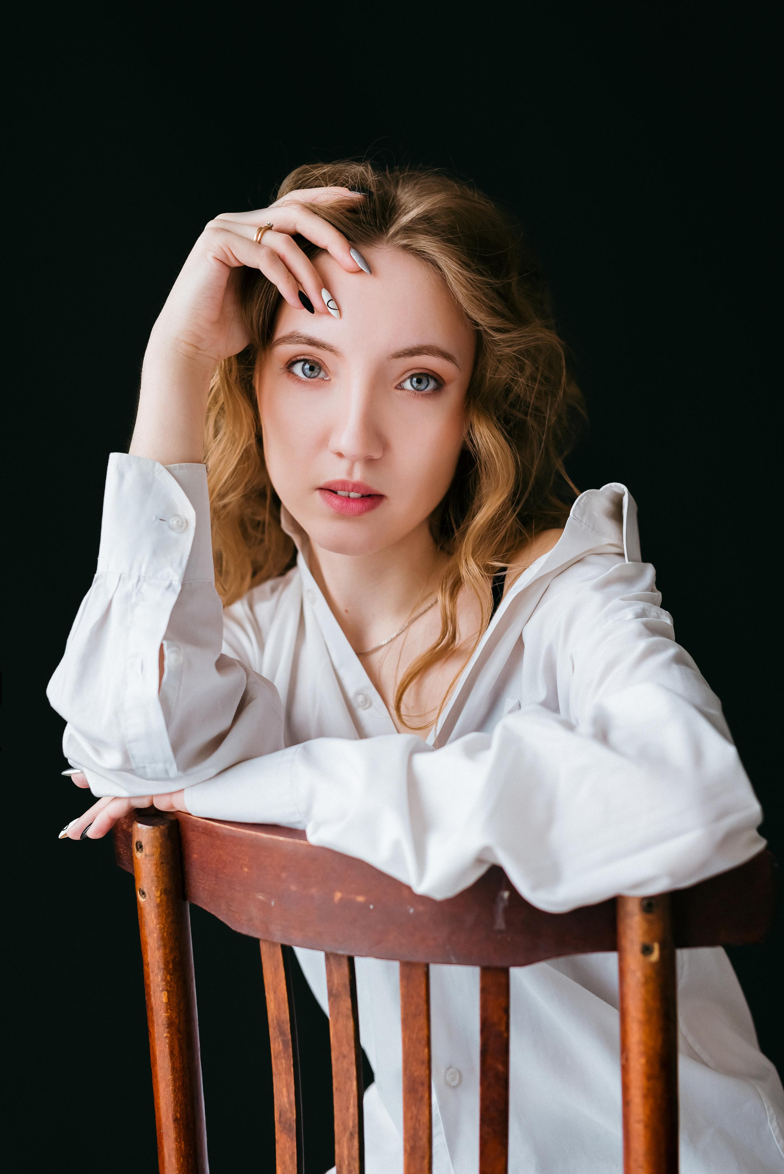 Фотосессия в белой рубашке в студии в г. Кемерово