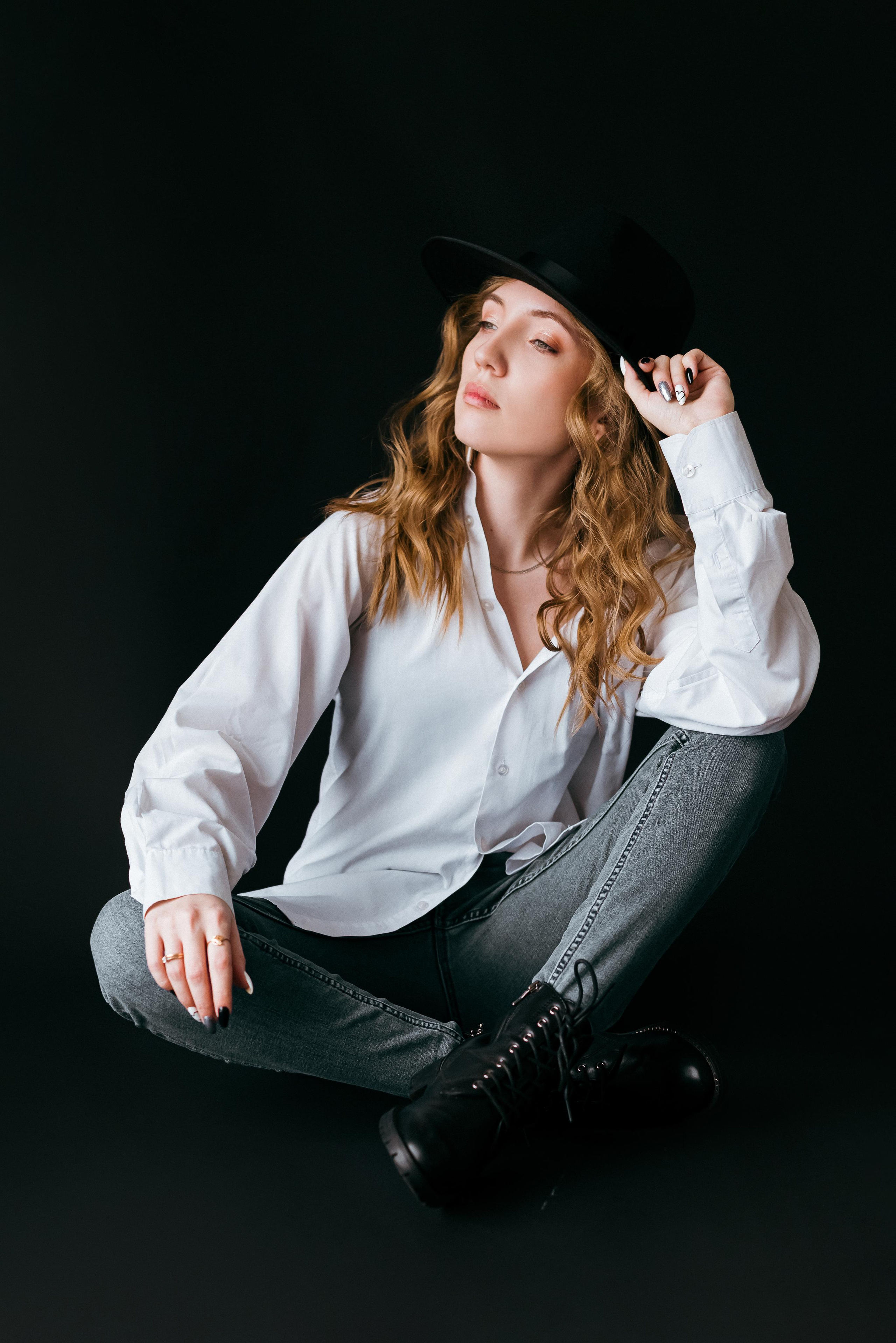 Фотосессия в белой рубашке в студии в г. Кемерово