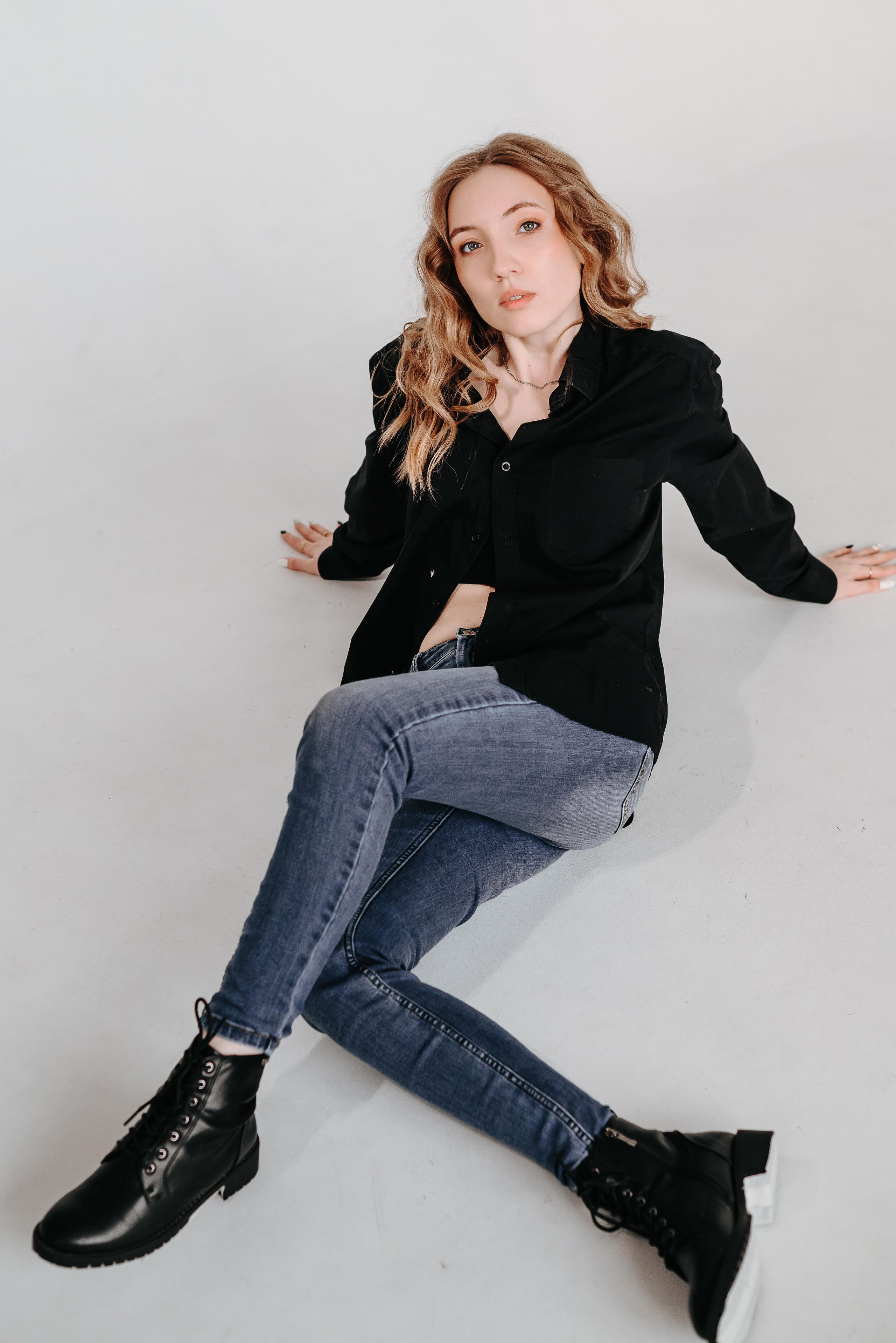 Фотосессия в белой рубашке в студии в г. Кемерово