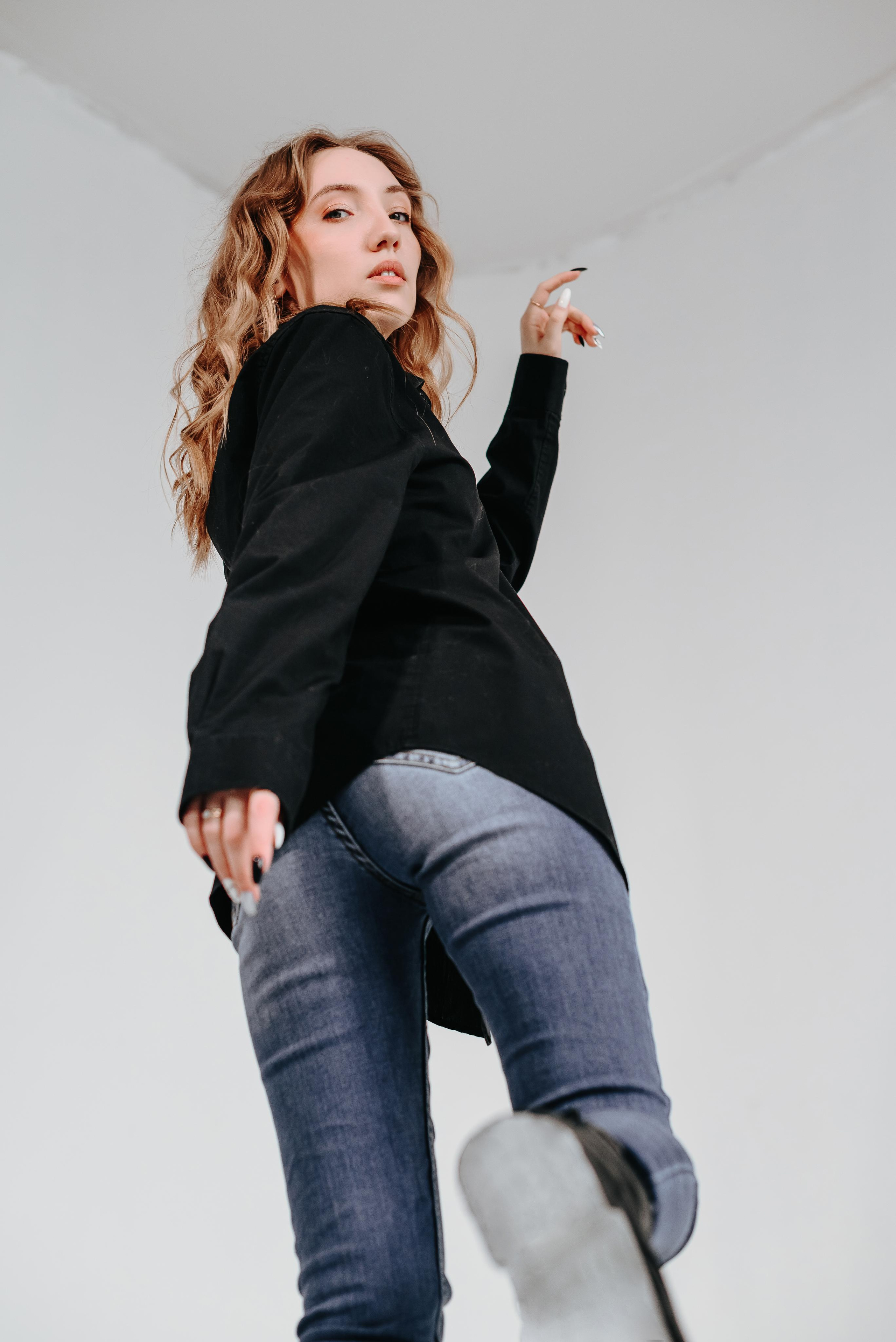 Фотосессия в белой рубашке в студии в г. Кемерово