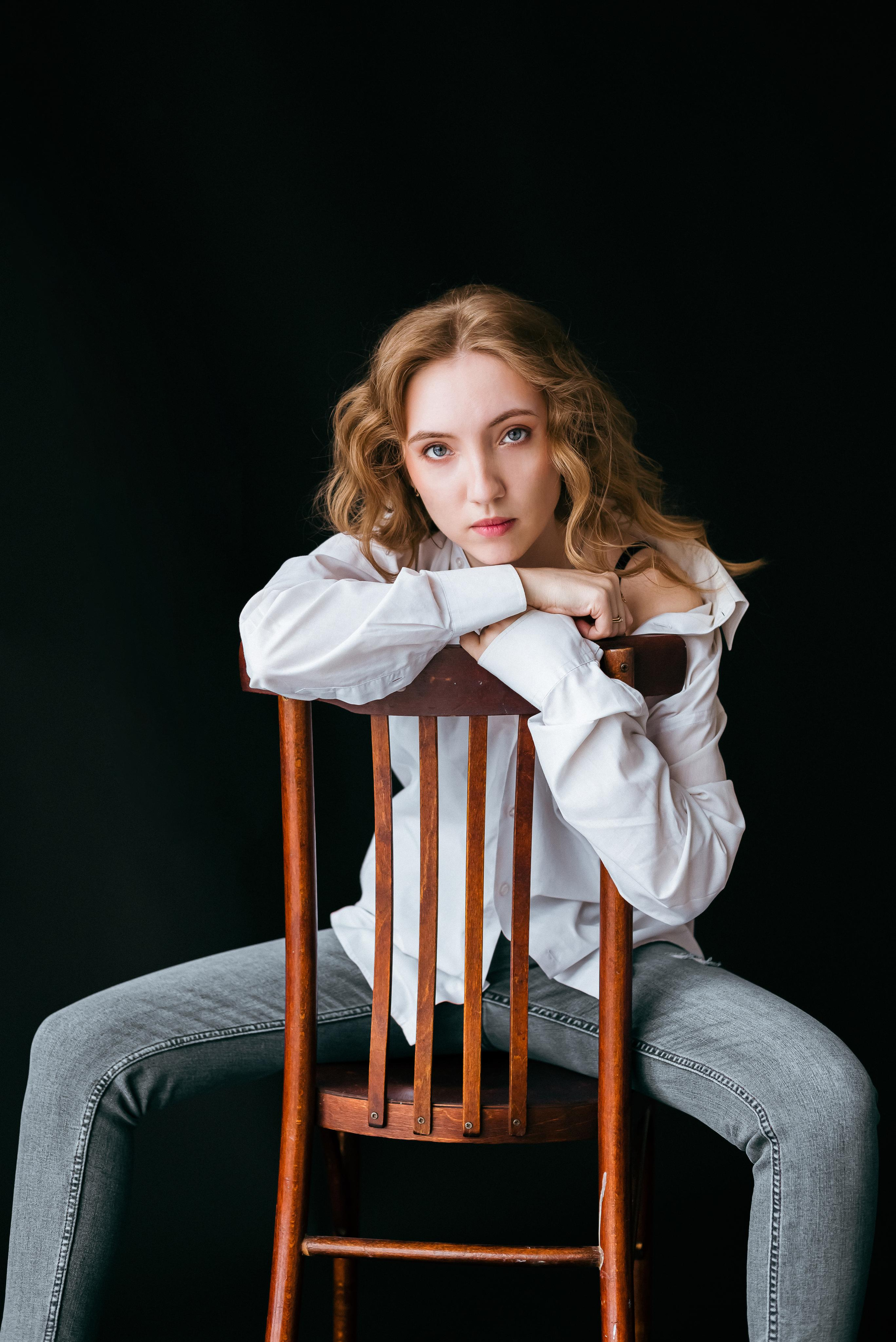 Фотосессия в белой рубашке в студии в г. Кемерово