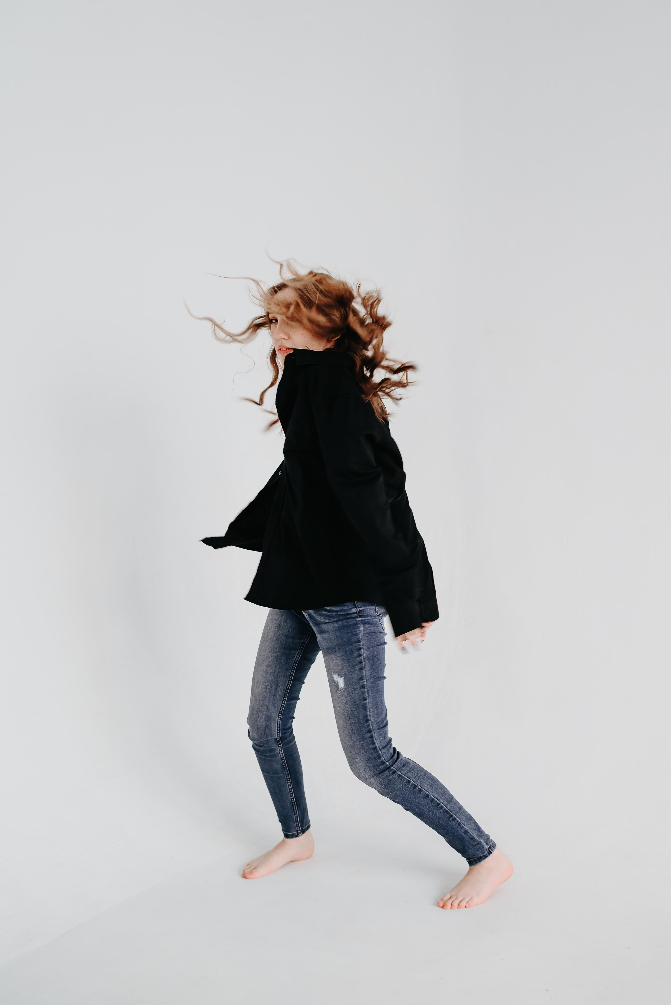 Фотосессия в белой рубашке в студии в г. Кемерово