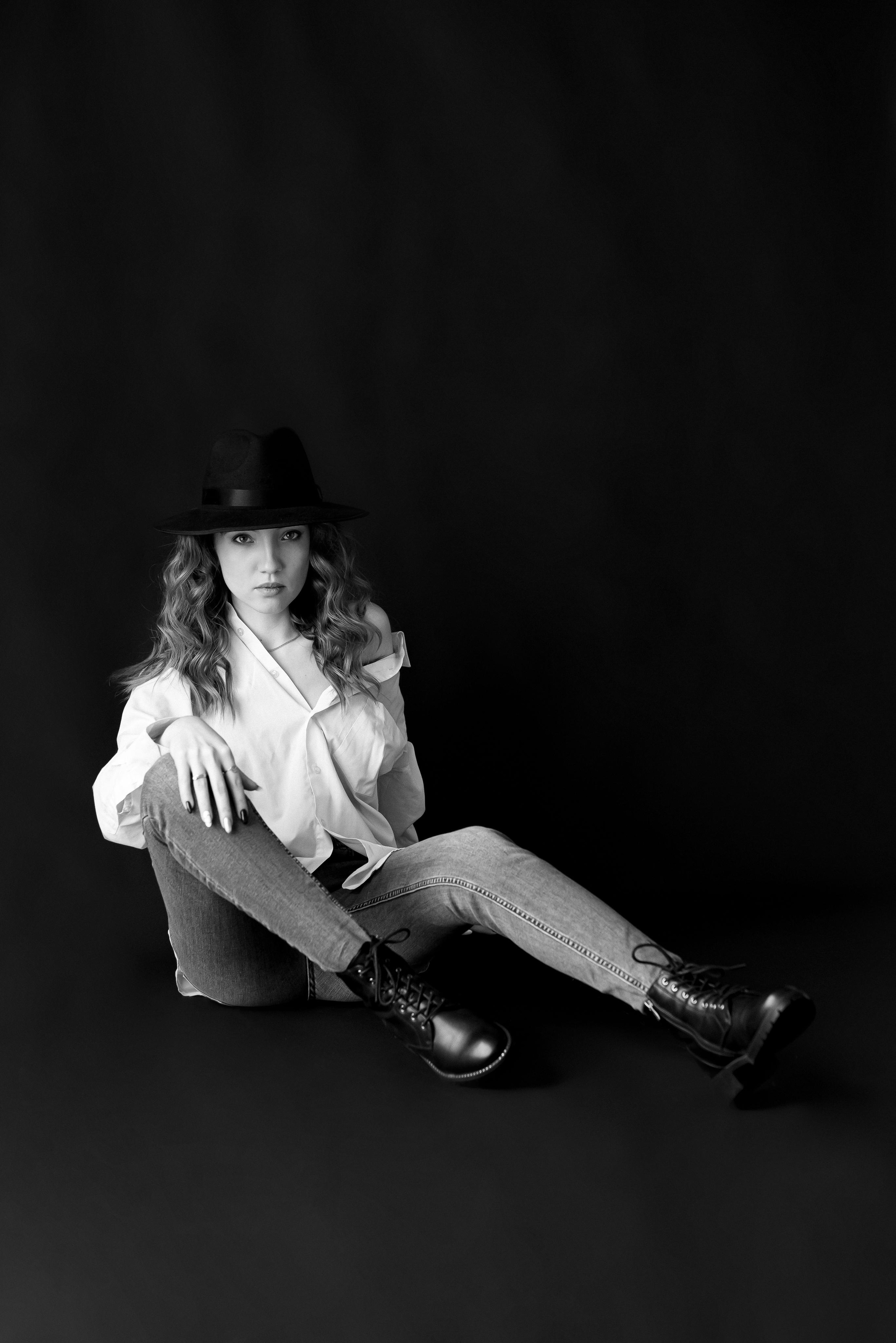 Фотосессия в белой рубашке в студии в г. Кемерово