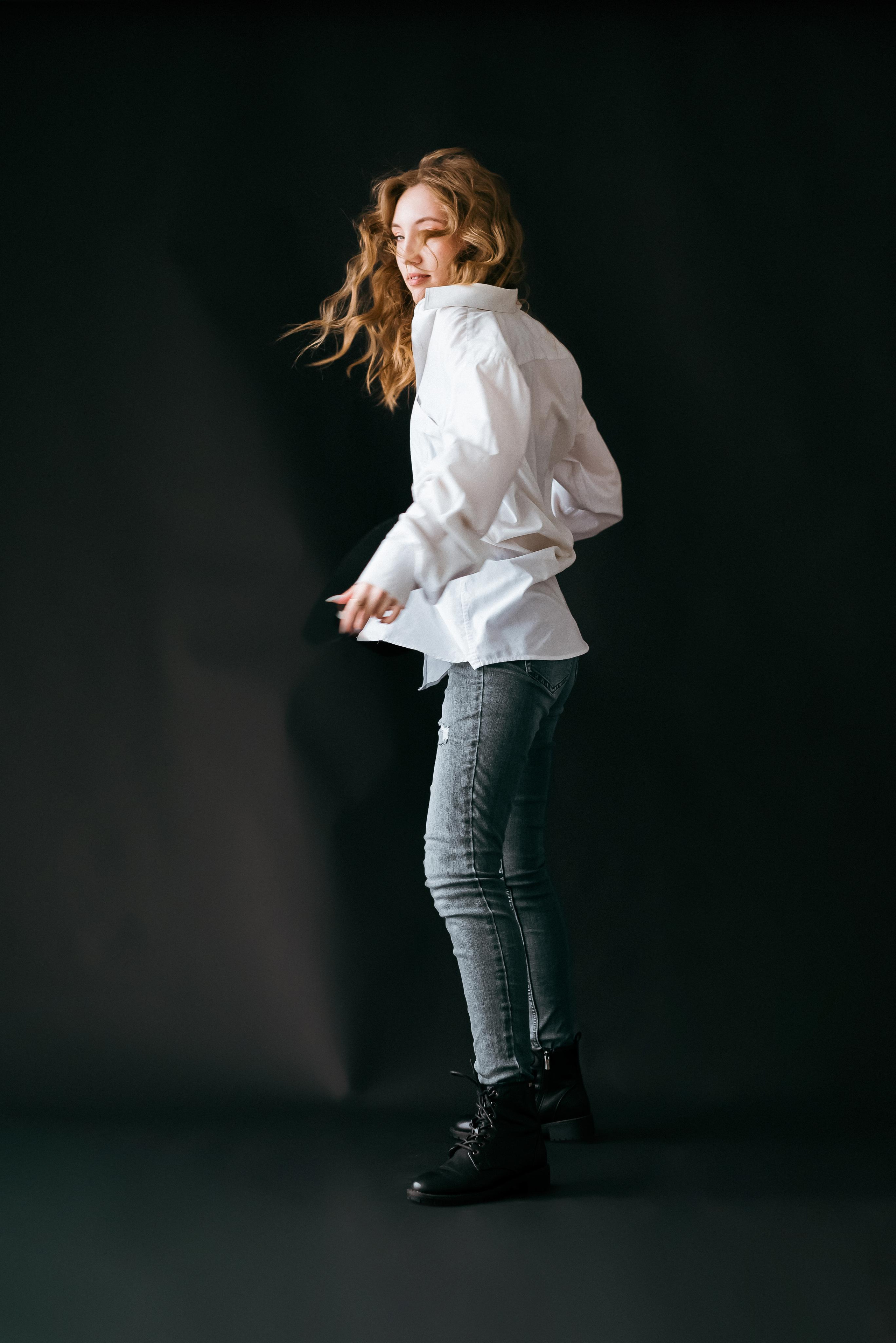 Фотосессия в белой рубашке в студии в г. Кемерово
