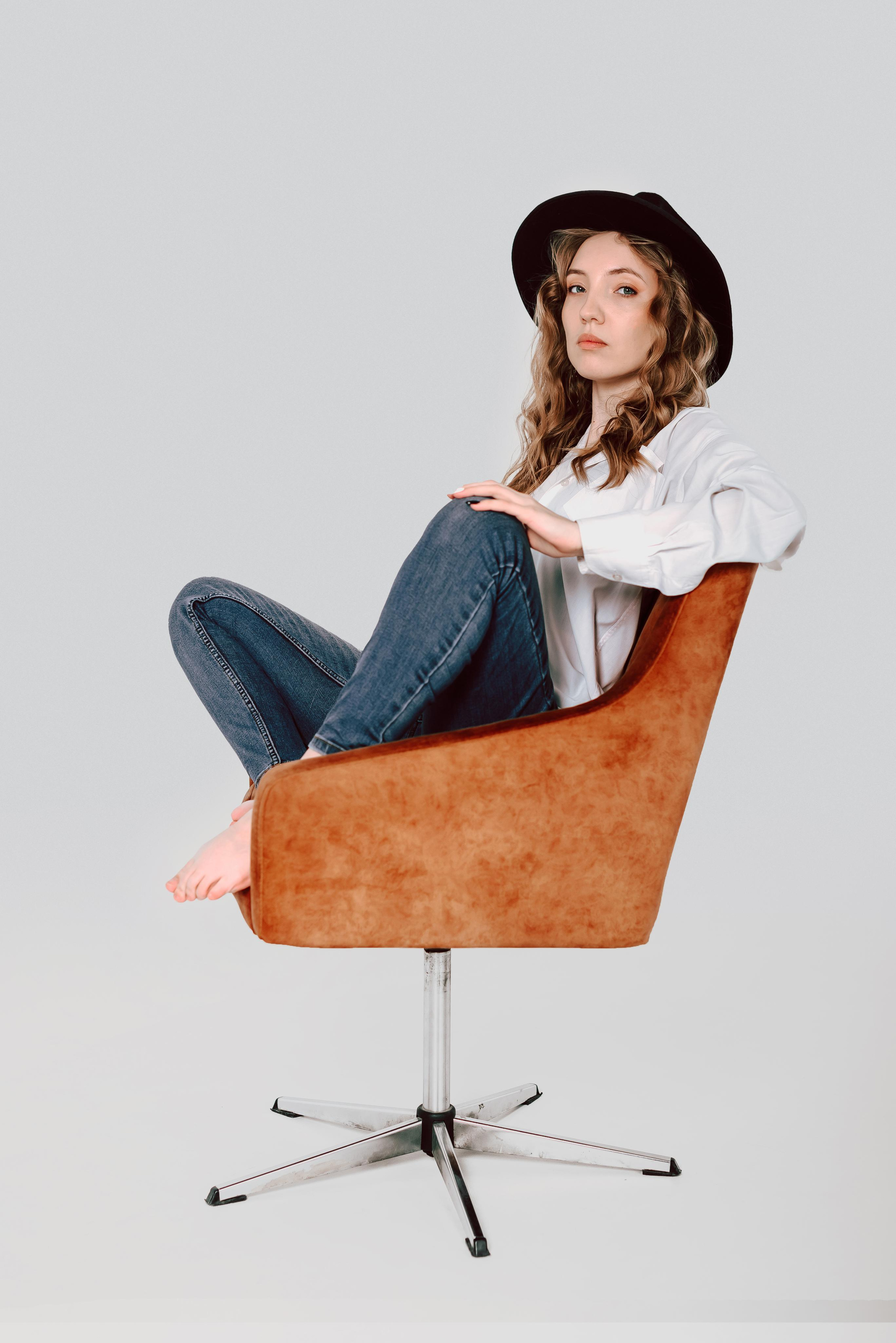 Фотосессия в белой рубашке в студии в г. Кемерово