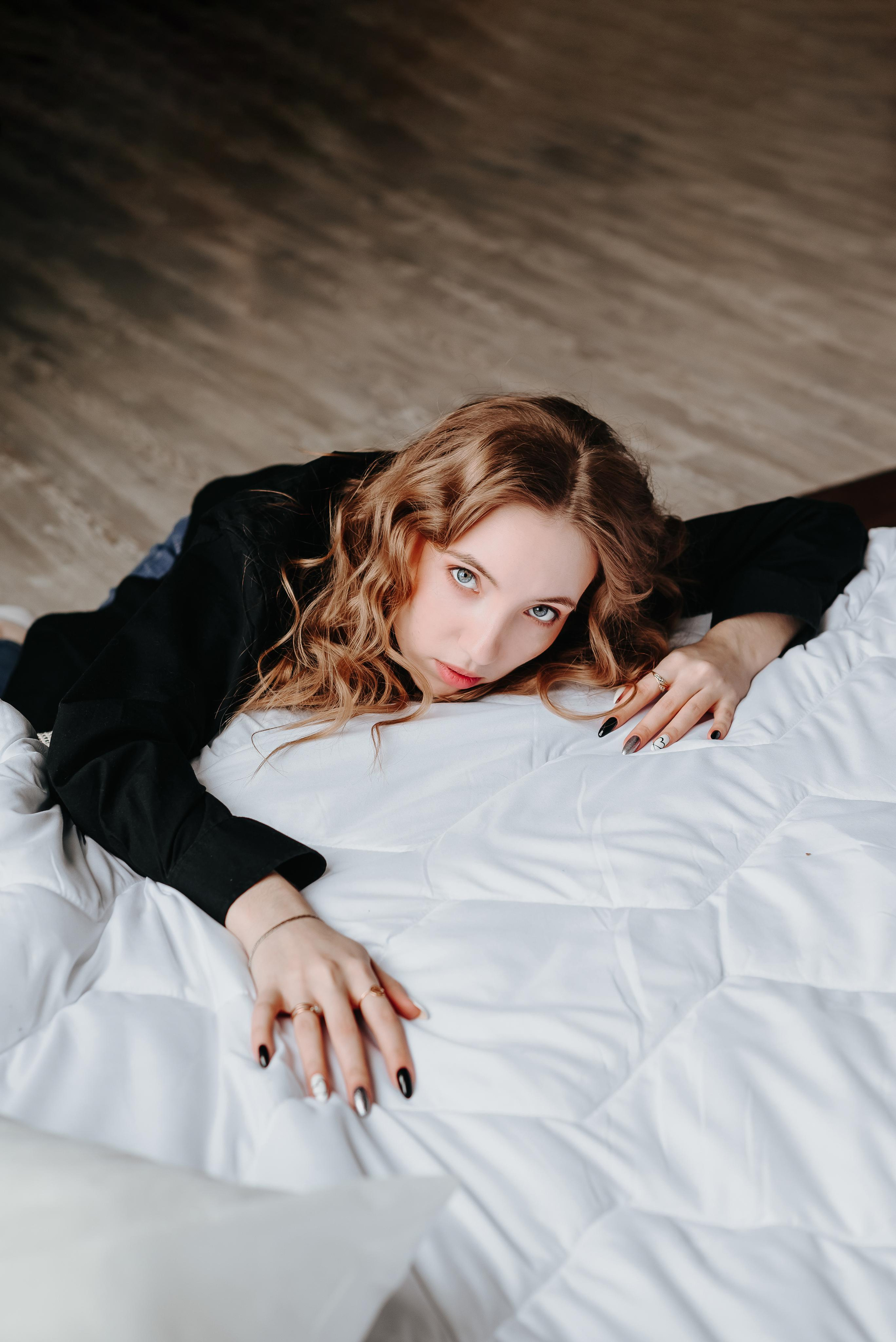 Фотосессия в белой рубашке в студии в г. Кемерово