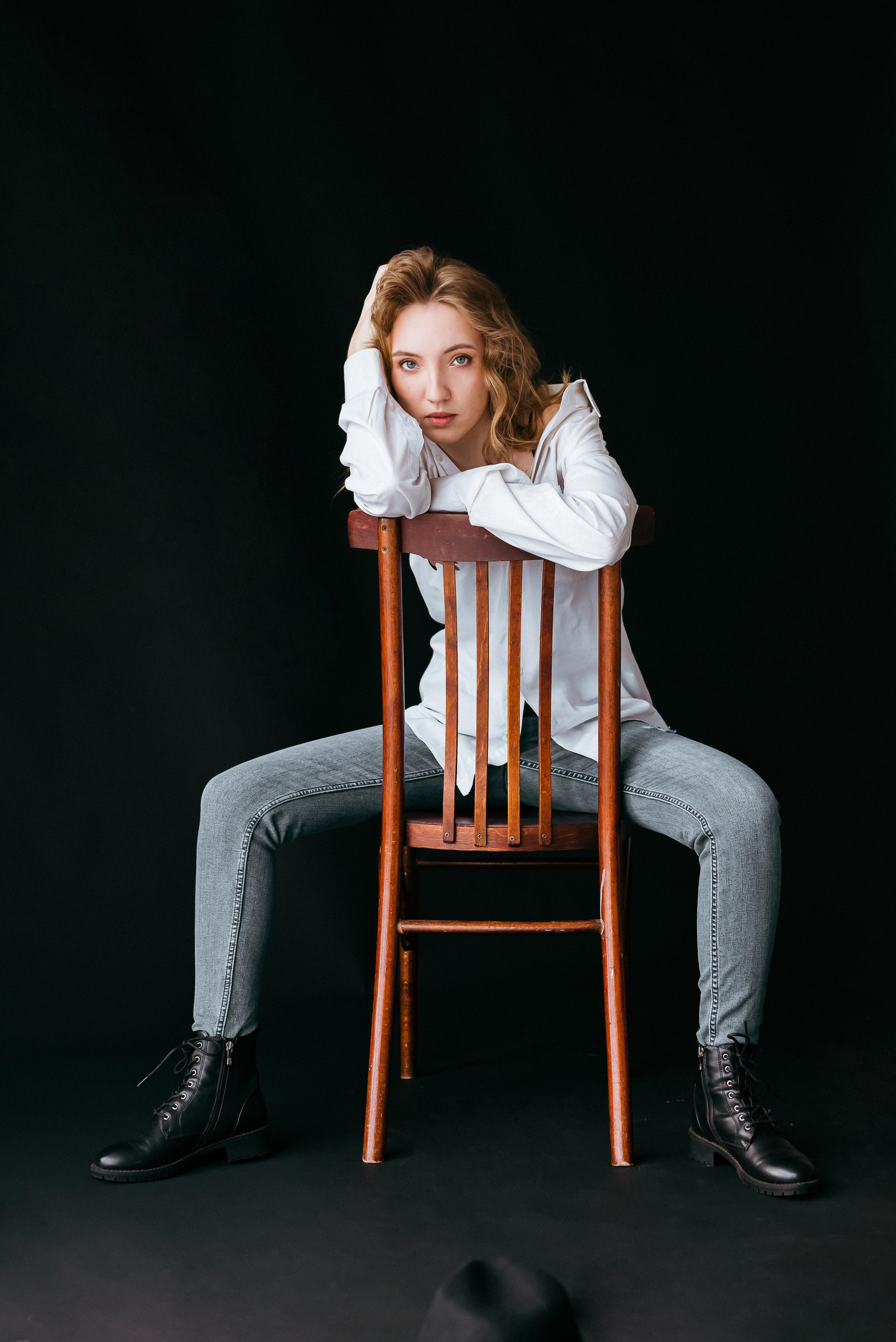 Фотосессия в белой рубашке в студии в г. Кемерово